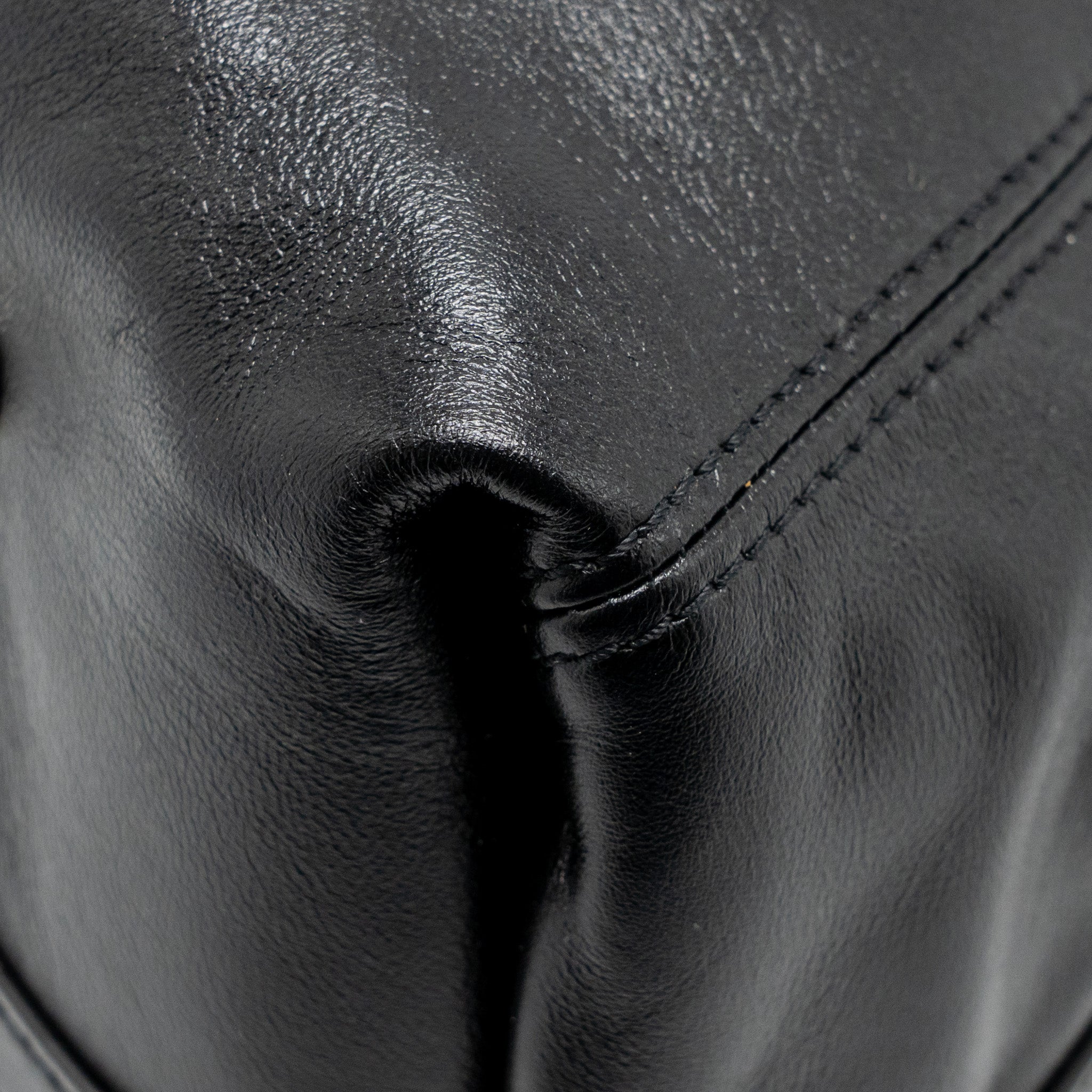 louis-vuitton-carryall-vibe-mm-lambskin-monogram-canvas-black-shw-copy