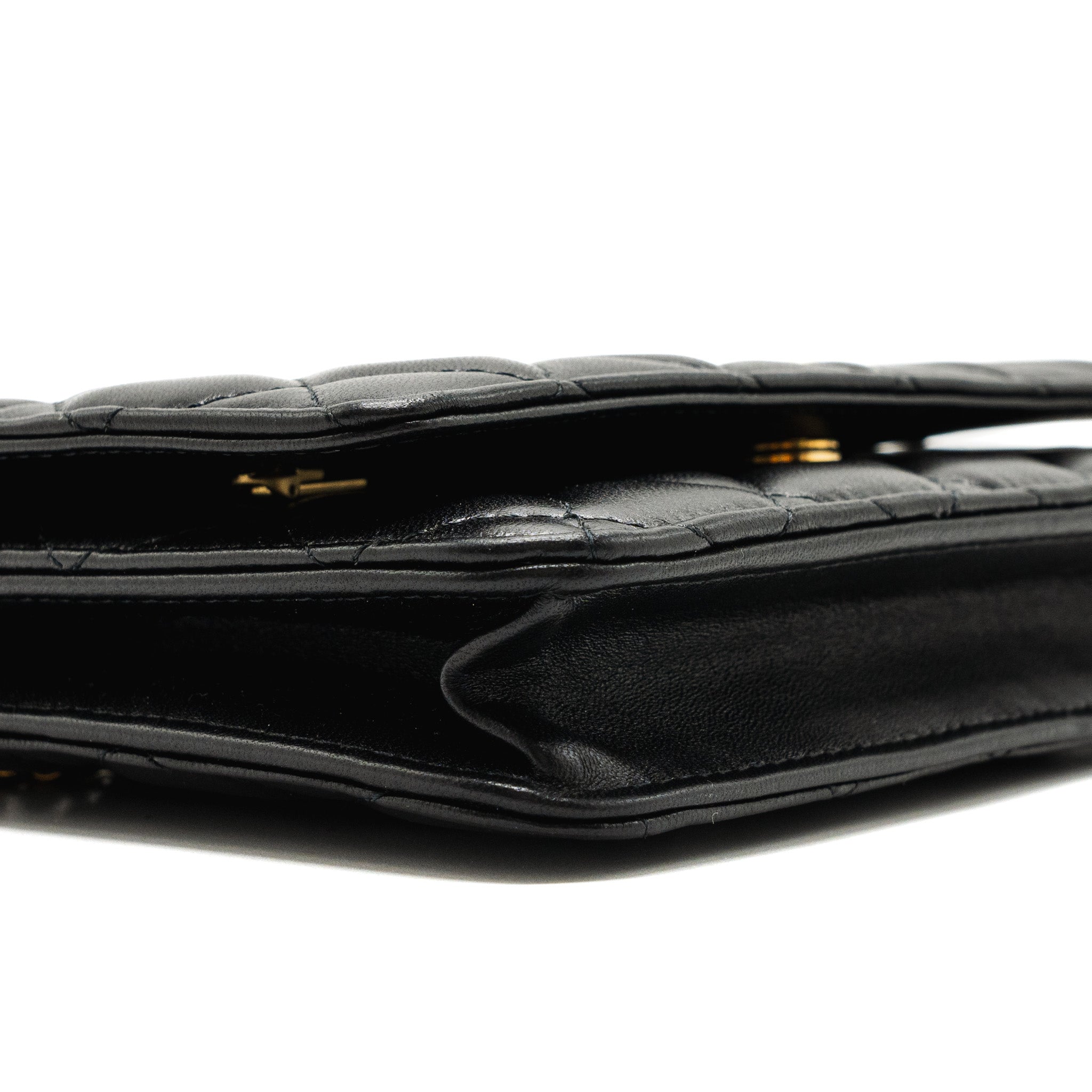 chanel-coco-heart-wallet-on-chain-lambskin-blackmicrochip
