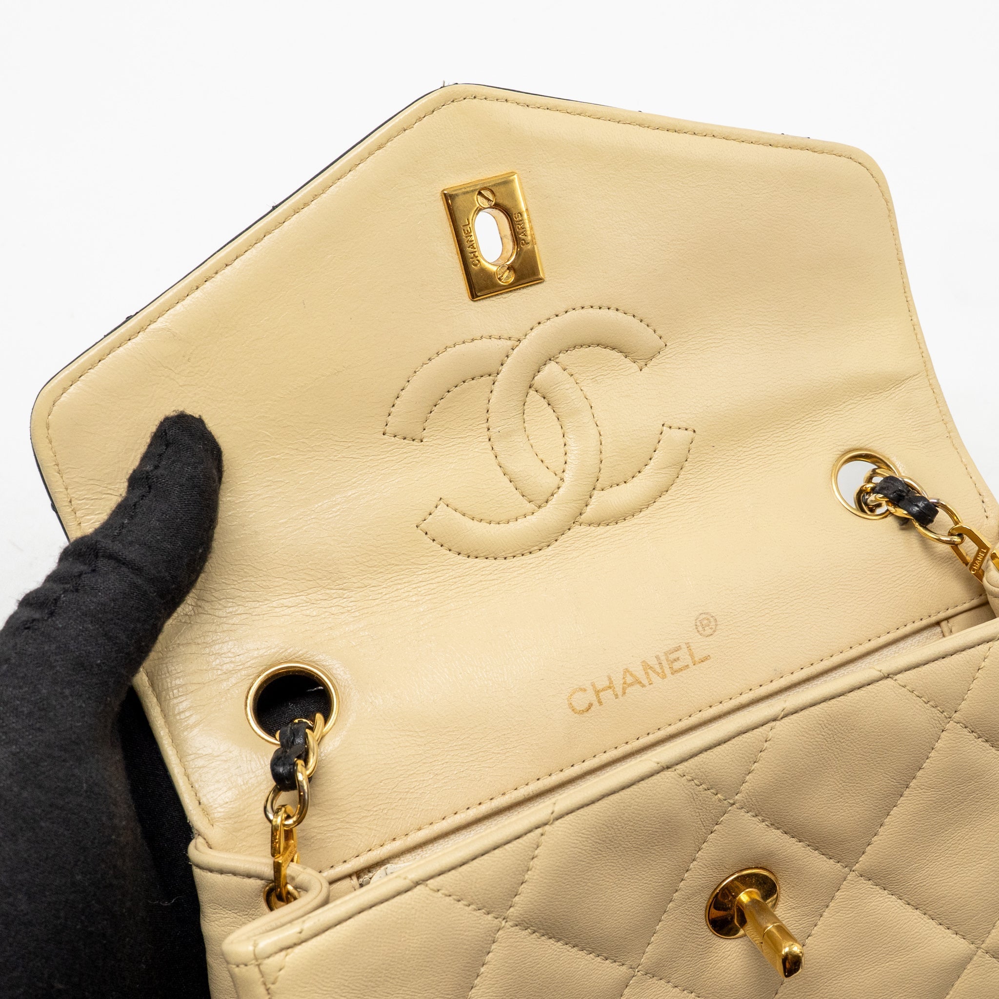 chanel-vintage-quilted-envelope-flap-bag-lambskin-beige-black-ghw