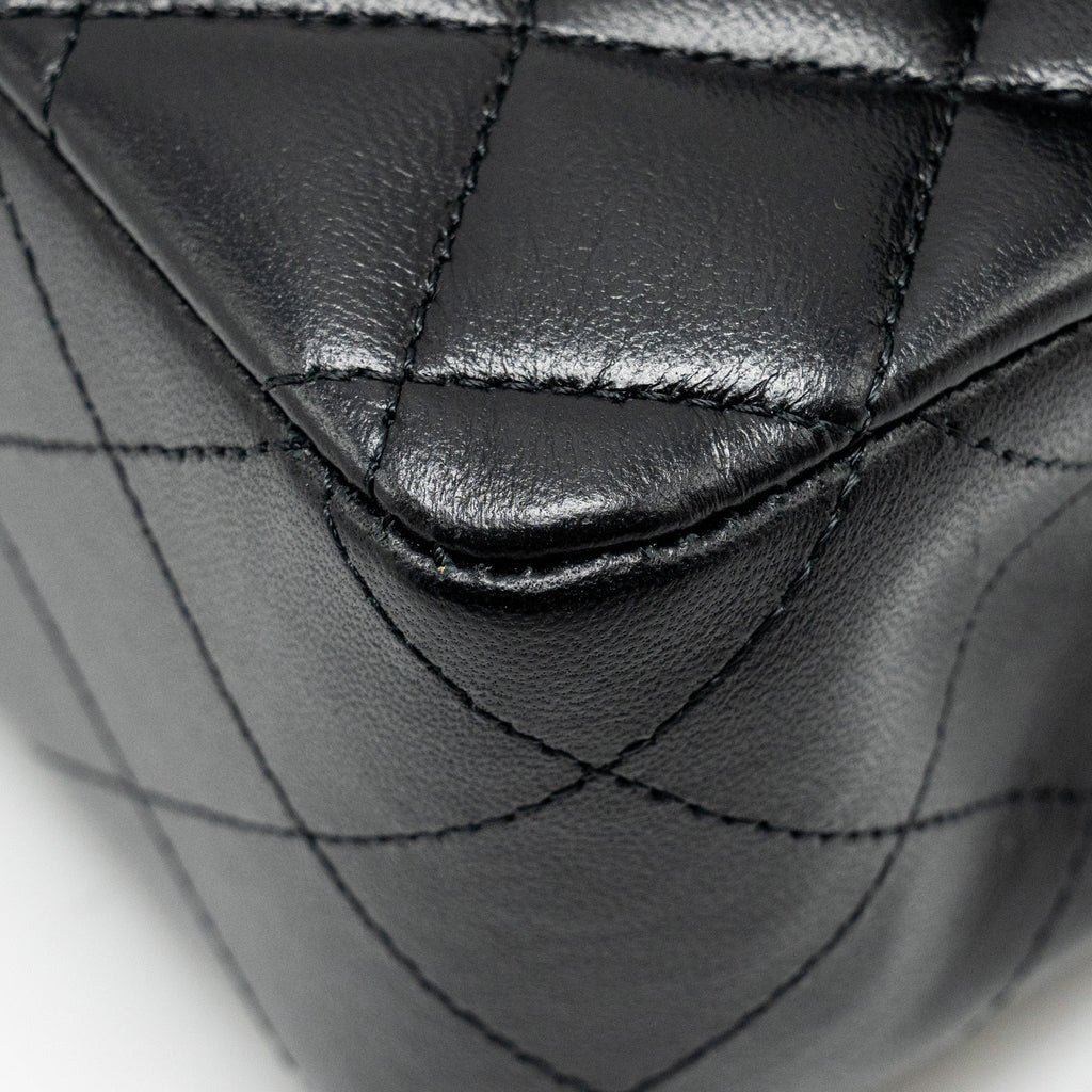 chanel-medium-classic-double-flap-bag-lambskin-black-ghwmicrochip