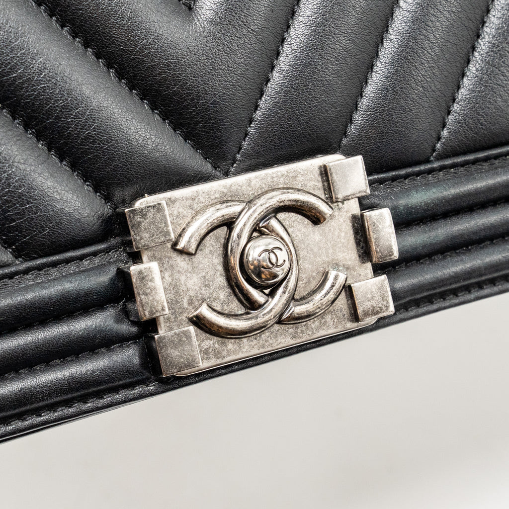 chanel-chevron-medium-bag-calfskin-black-ruthenium-shw