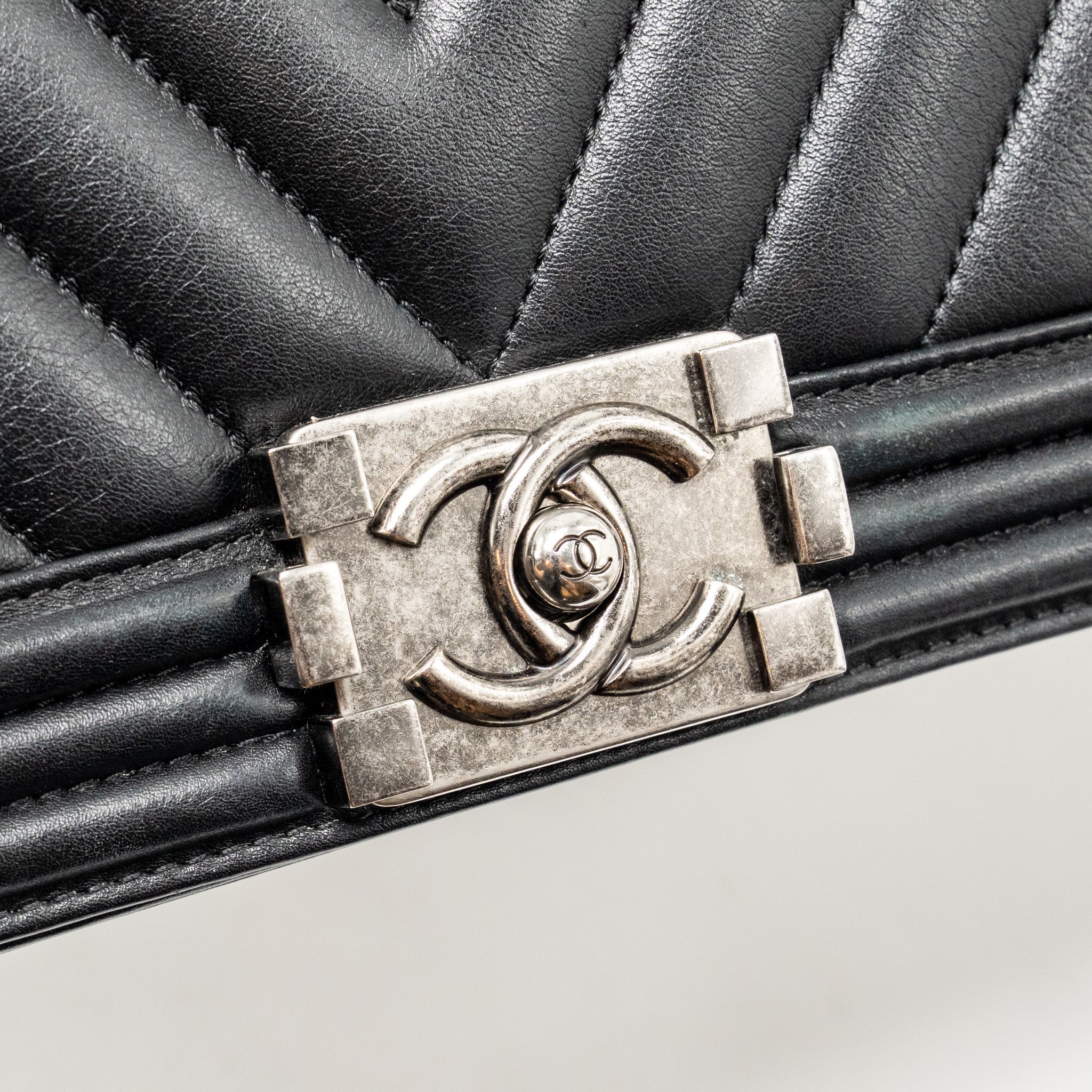 chanel-chevron-medium-bag-calfskin-black-ruthenium-shw