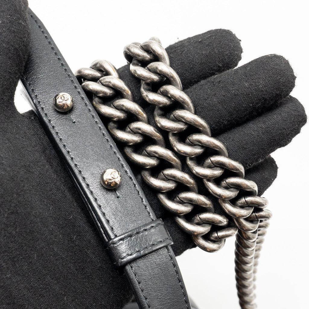 chanel-chevron-medium-bag-calfskin-black-ruthenium-shw