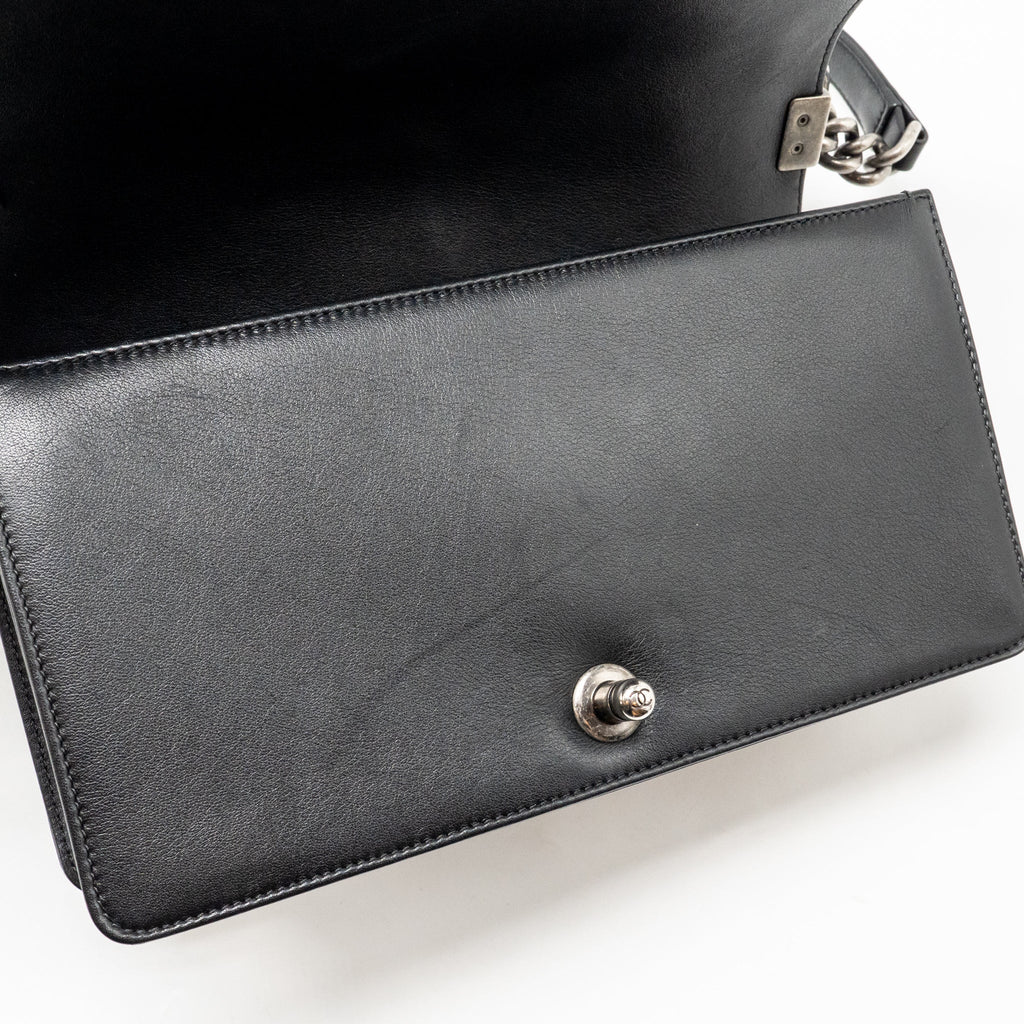 chanel-chevron-medium-bag-calfskin-black-ruthenium-shw