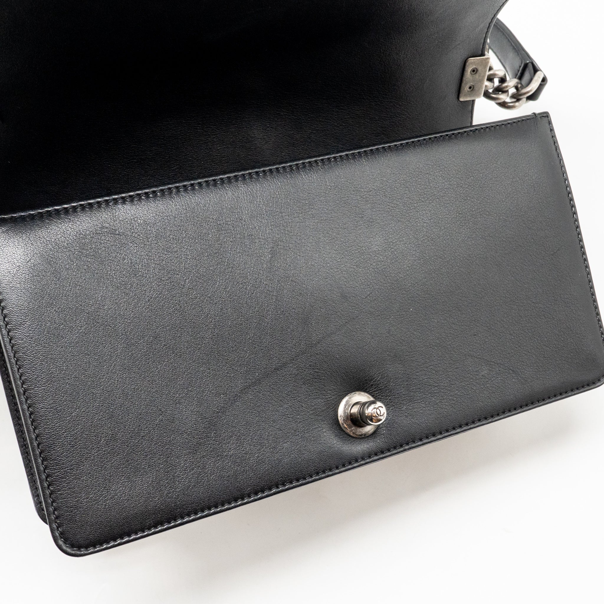 chanel-chevron-medium-bag-calfskin-black-ruthenium-shw