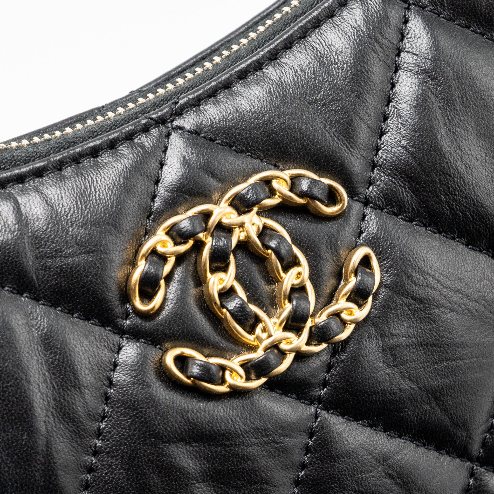 chanel-23k-19-hobo-bag-calfskin-black-ghwmicrochip
