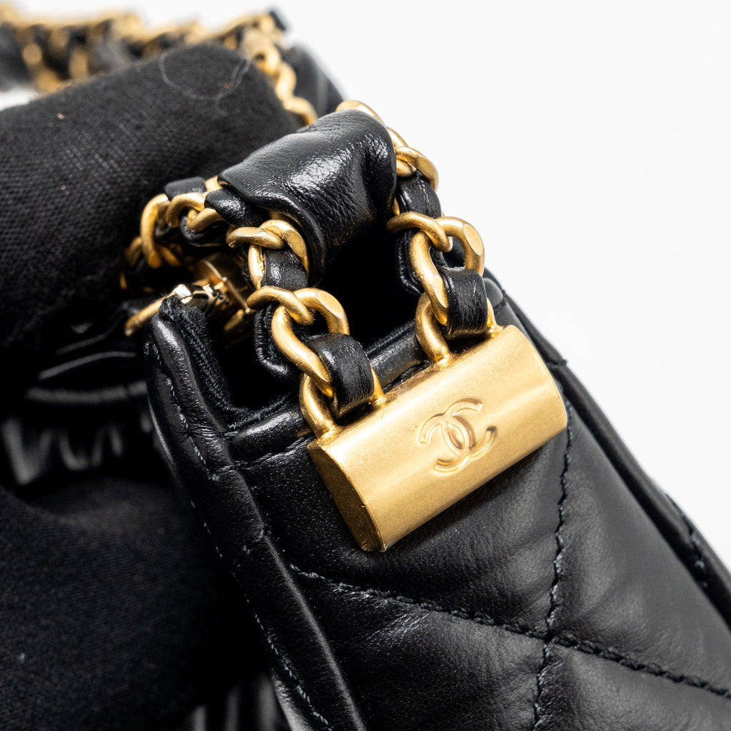 chanel-23k-19-hobo-bag-calfskin-black-ghwmicrochip