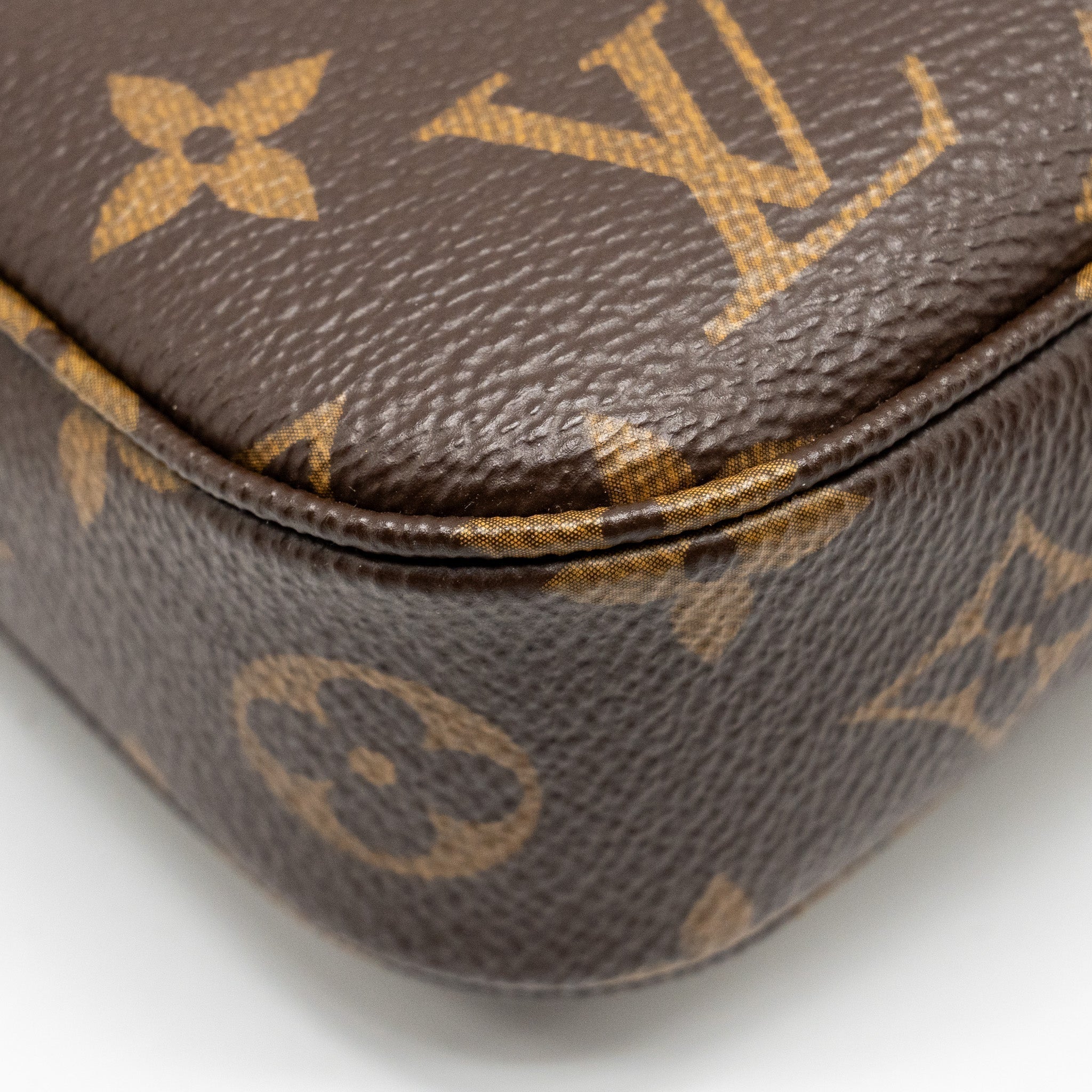 louis-vuitton-pochette-accessories-monogram-canvas-ghw-8