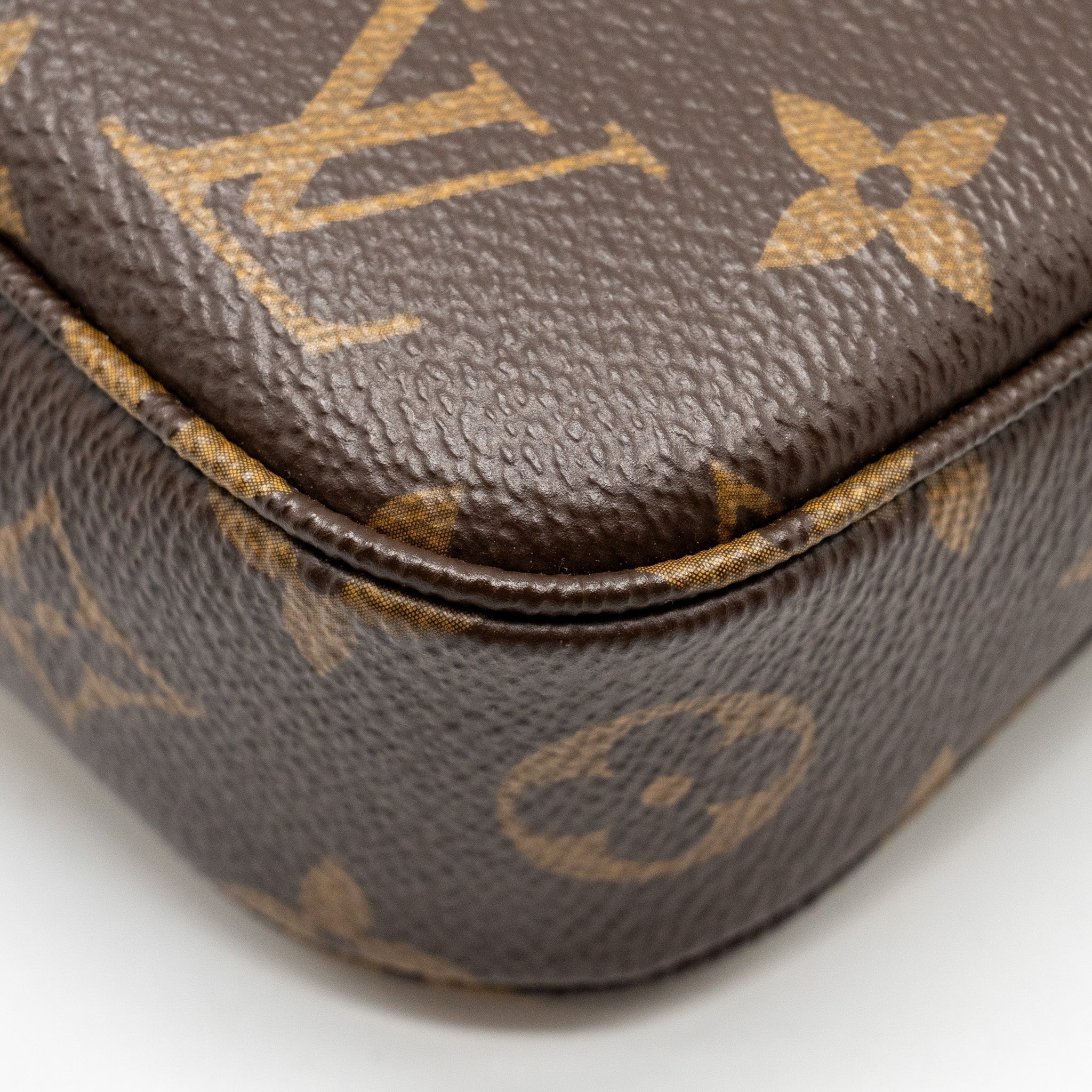 louis-vuitton-pochette-accessories-monogram-canvas-ghw-8