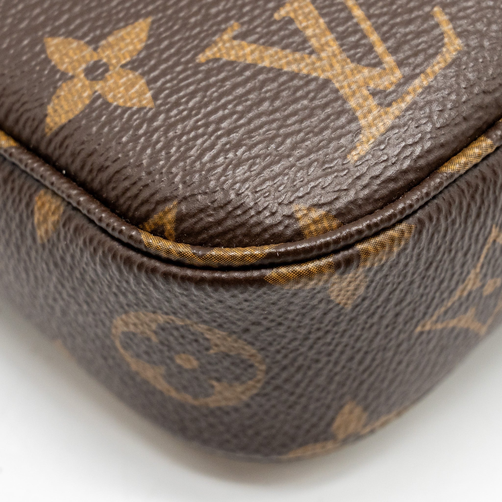 louis-vuitton-pochette-accessories-monogram-canvas-ghw-8