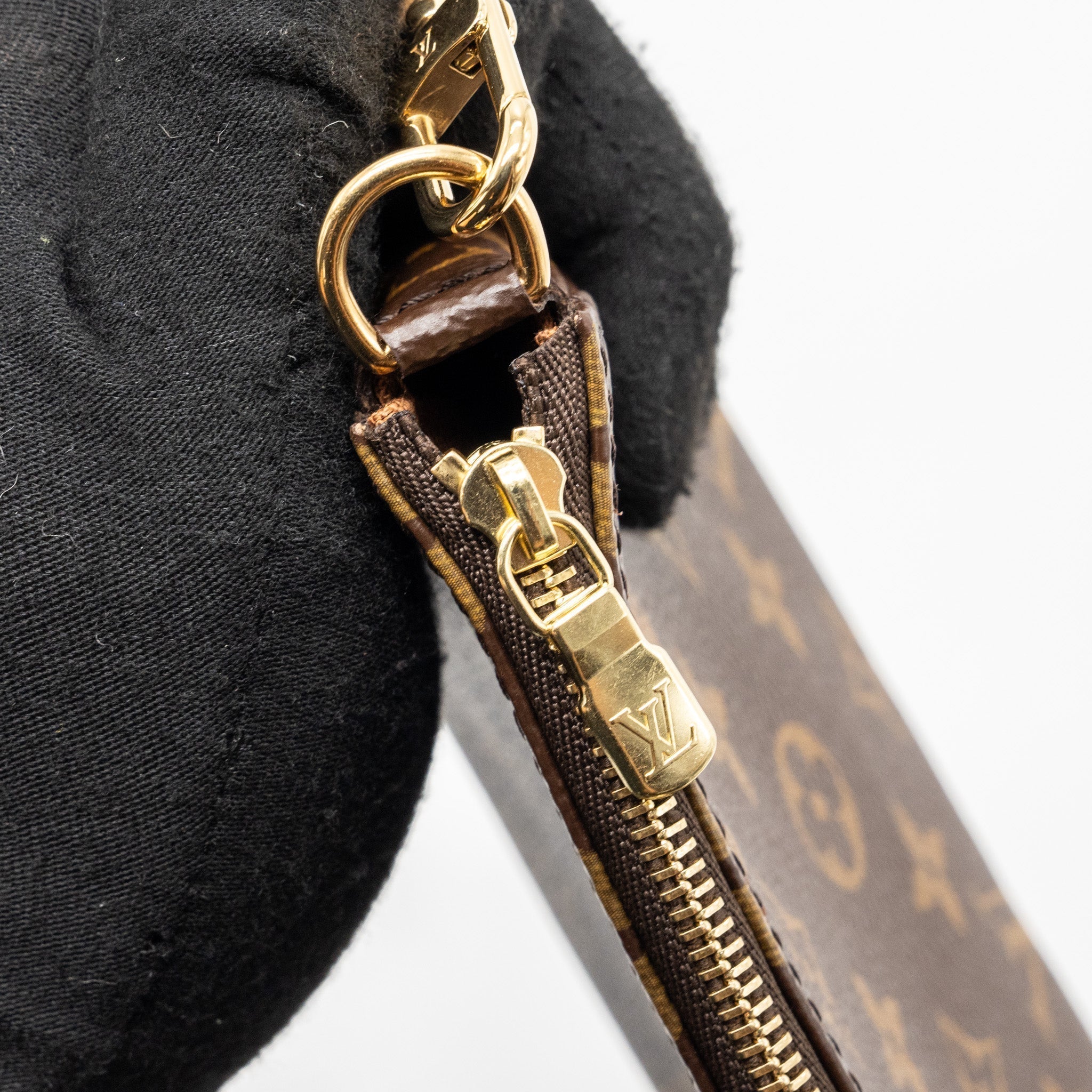 louis-vuitton-pochette-accessories-monogram-canvas-ghw-5