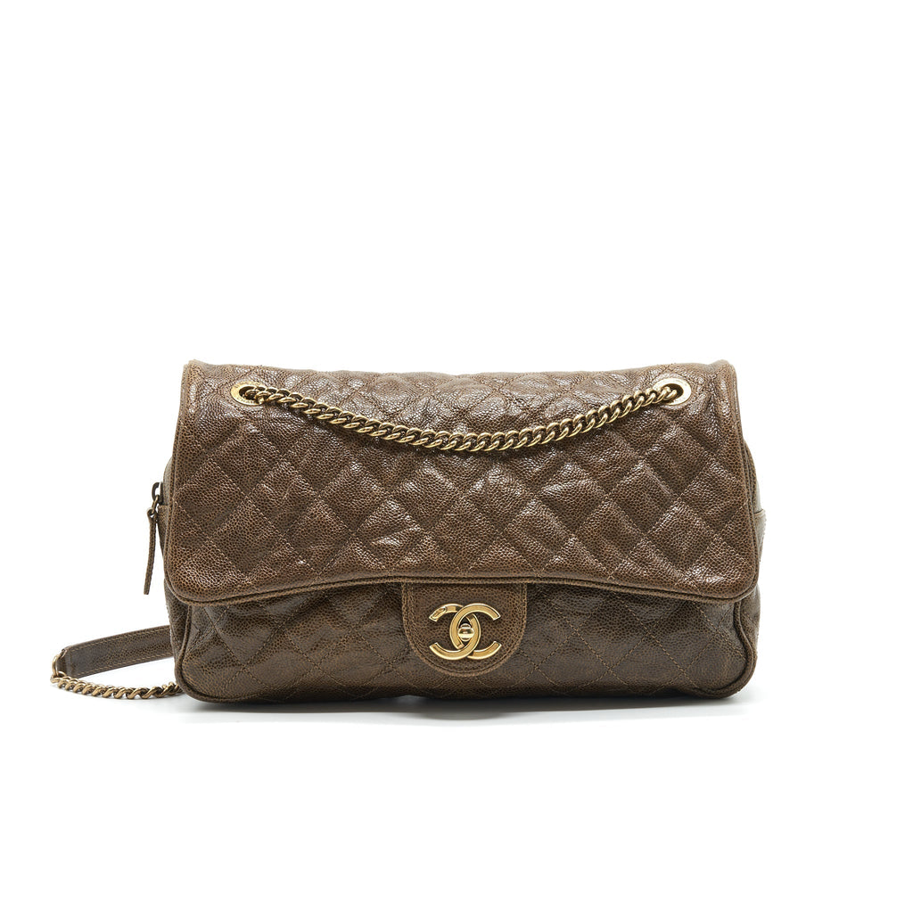chanel-seasonal-caviar-jumbo-flap-bag-with-ghw