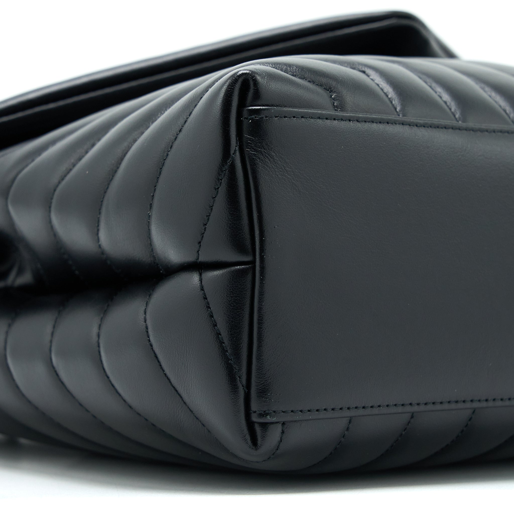 saint-laurent-ysl-medium-loulou-shoulder-bag-calfskin-black-with-black-hardware