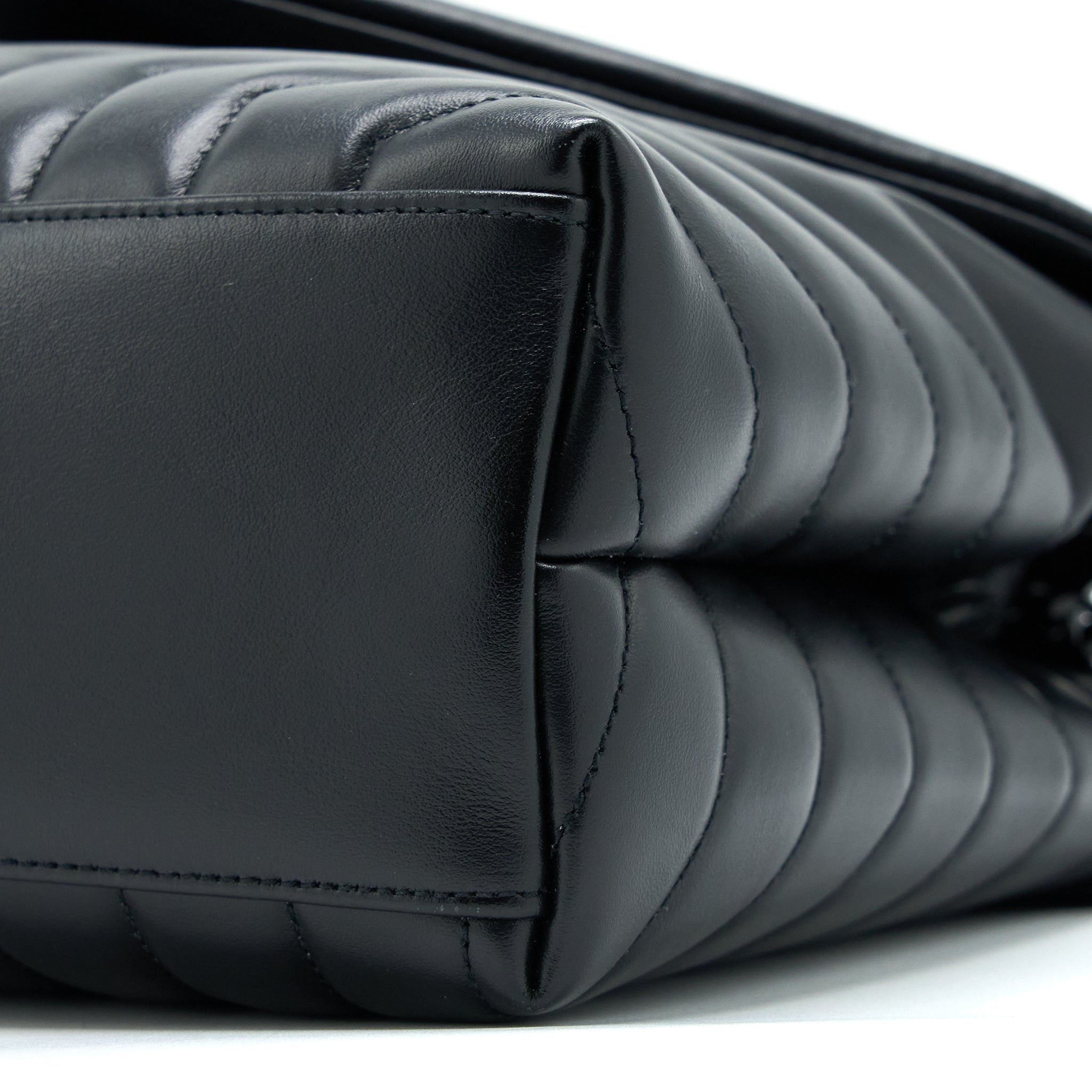 saint-laurent-ysl-medium-loulou-shoulder-bag-calfskin-black-with-black-hardware