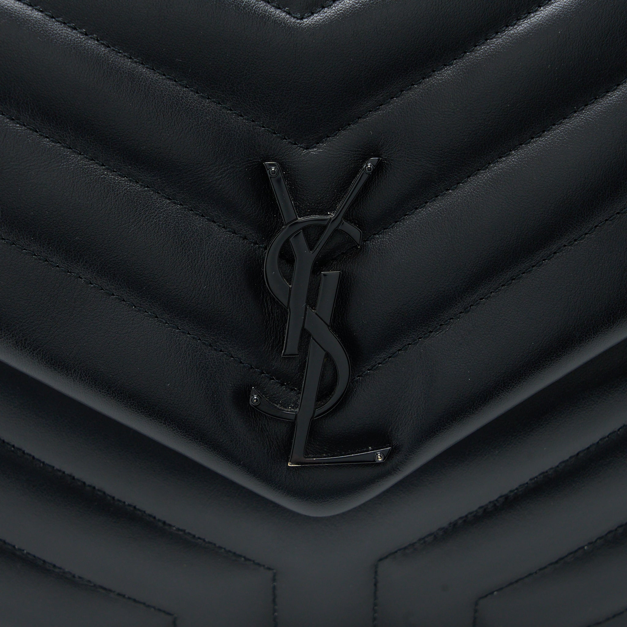 saint-laurent-ysl-medium-loulou-shoulder-bag-calfskin-black-with-black-hardware