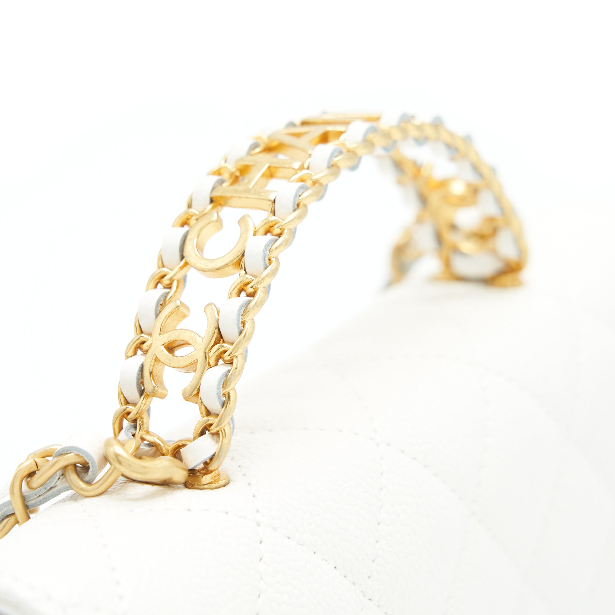 chanel-22s-logo-top-handle-wallet-on-chain-caviar-white-ghw