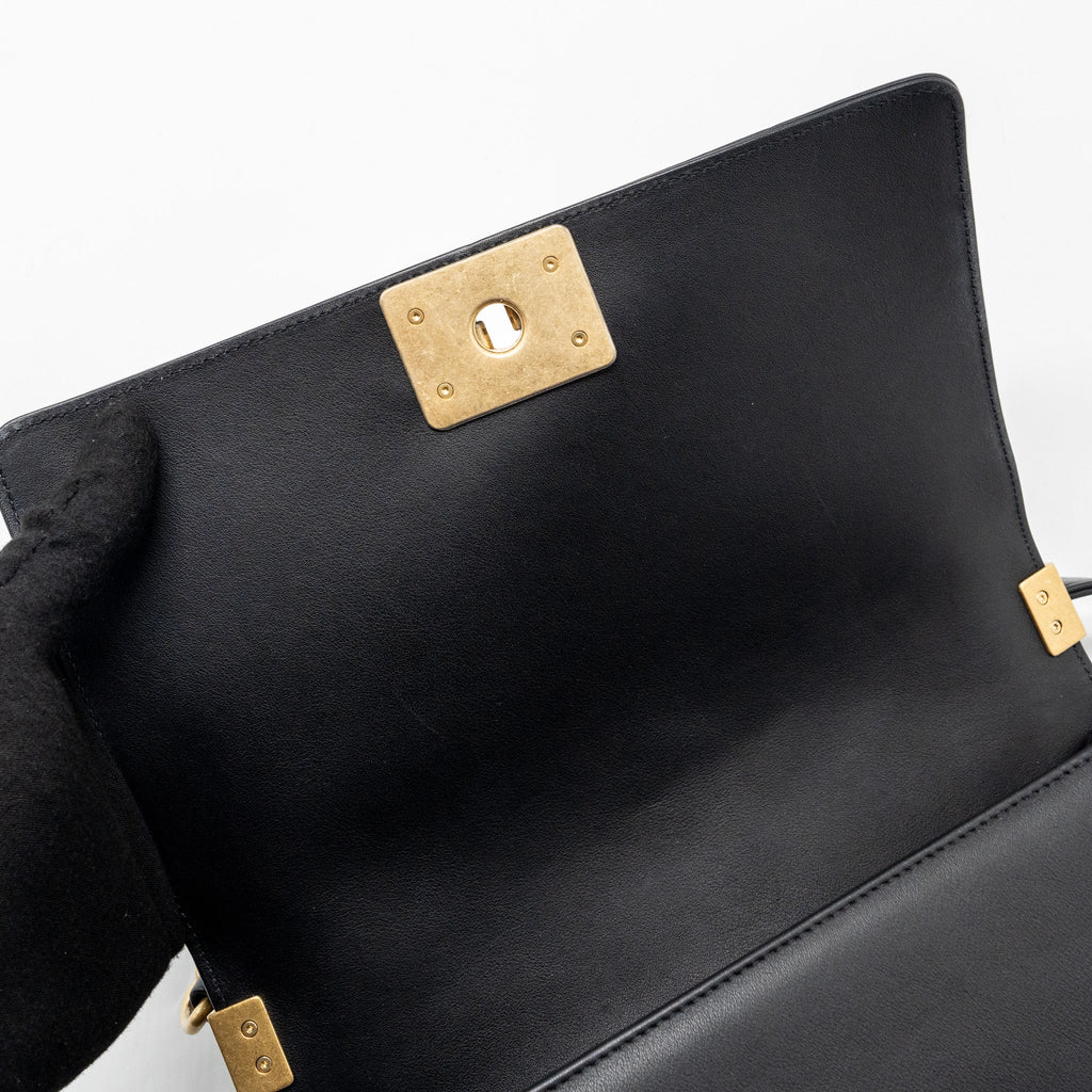 chanel-medium-boy-bag-smooth-calfskin-black-ghw