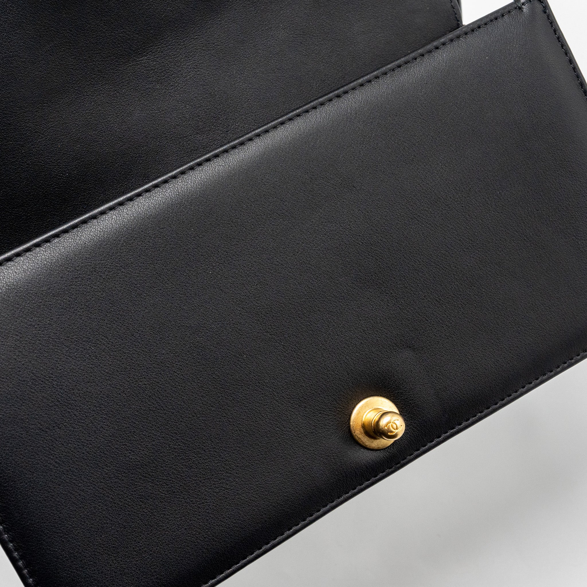 chanel-medium-boy-bag-smooth-calfskin-black-ghw