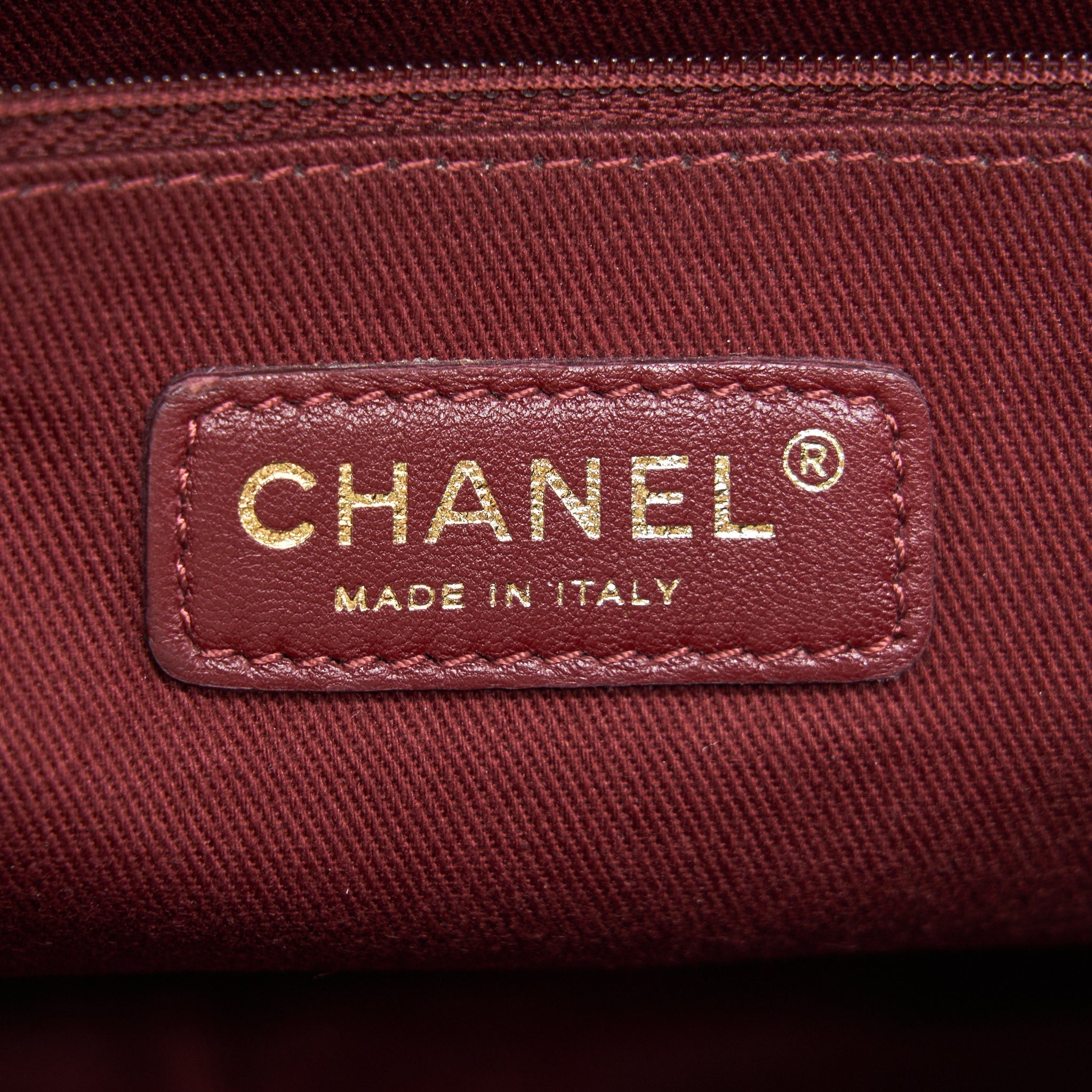 chanel-seasonal-caviar-jumbo-flap-bag-with-ghw