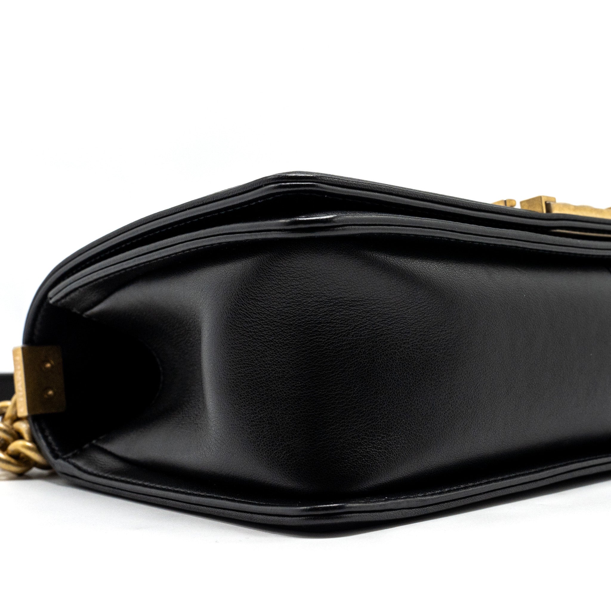 chanel-medium-boy-bag-lambskin-black-ghw