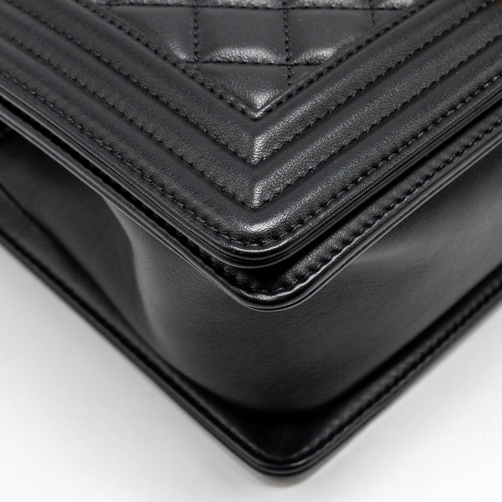 chanel-medium-boy-bag-lambskin-black-ghw