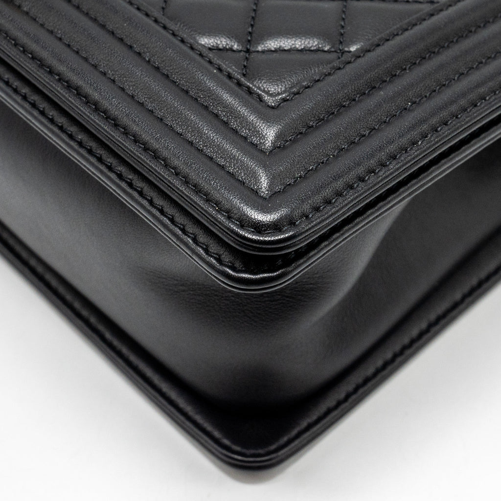 chanel-medium-boy-bag-lambskin-black-ghw