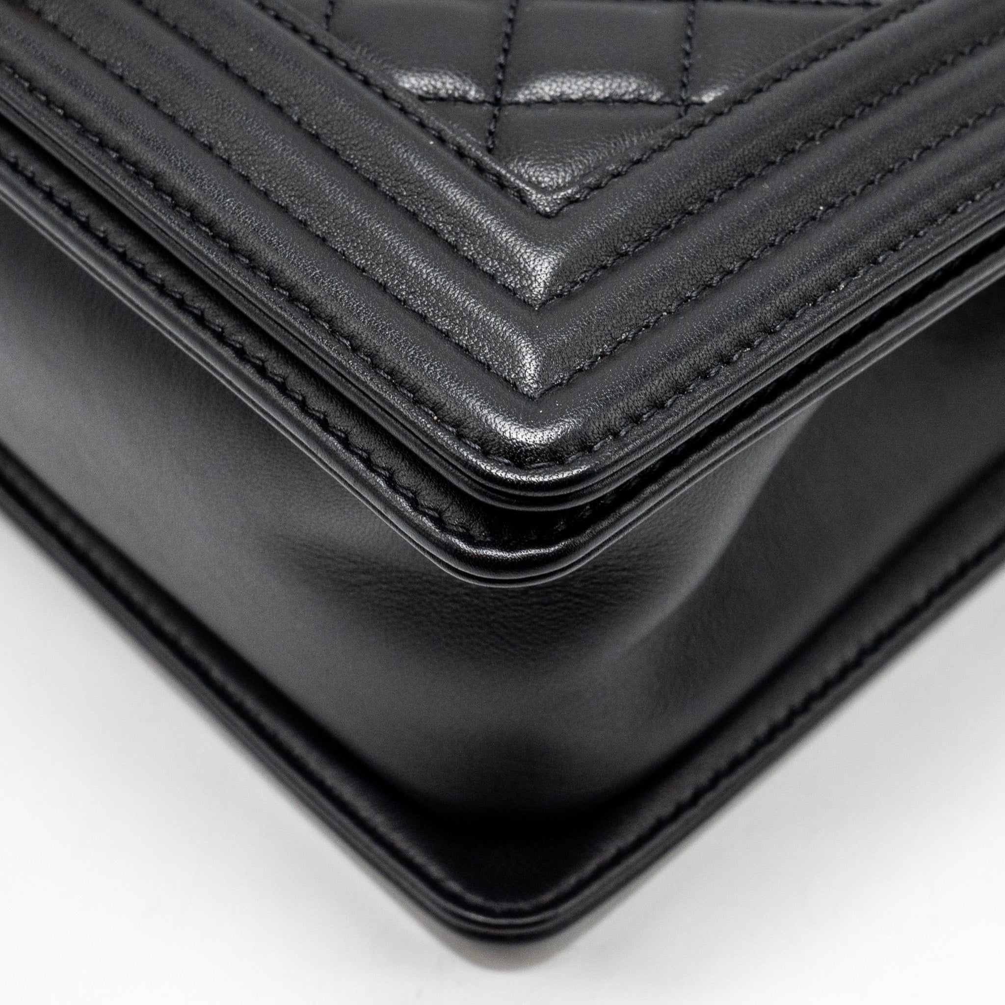 chanel-medium-boy-bag-lambskin-black-ghw