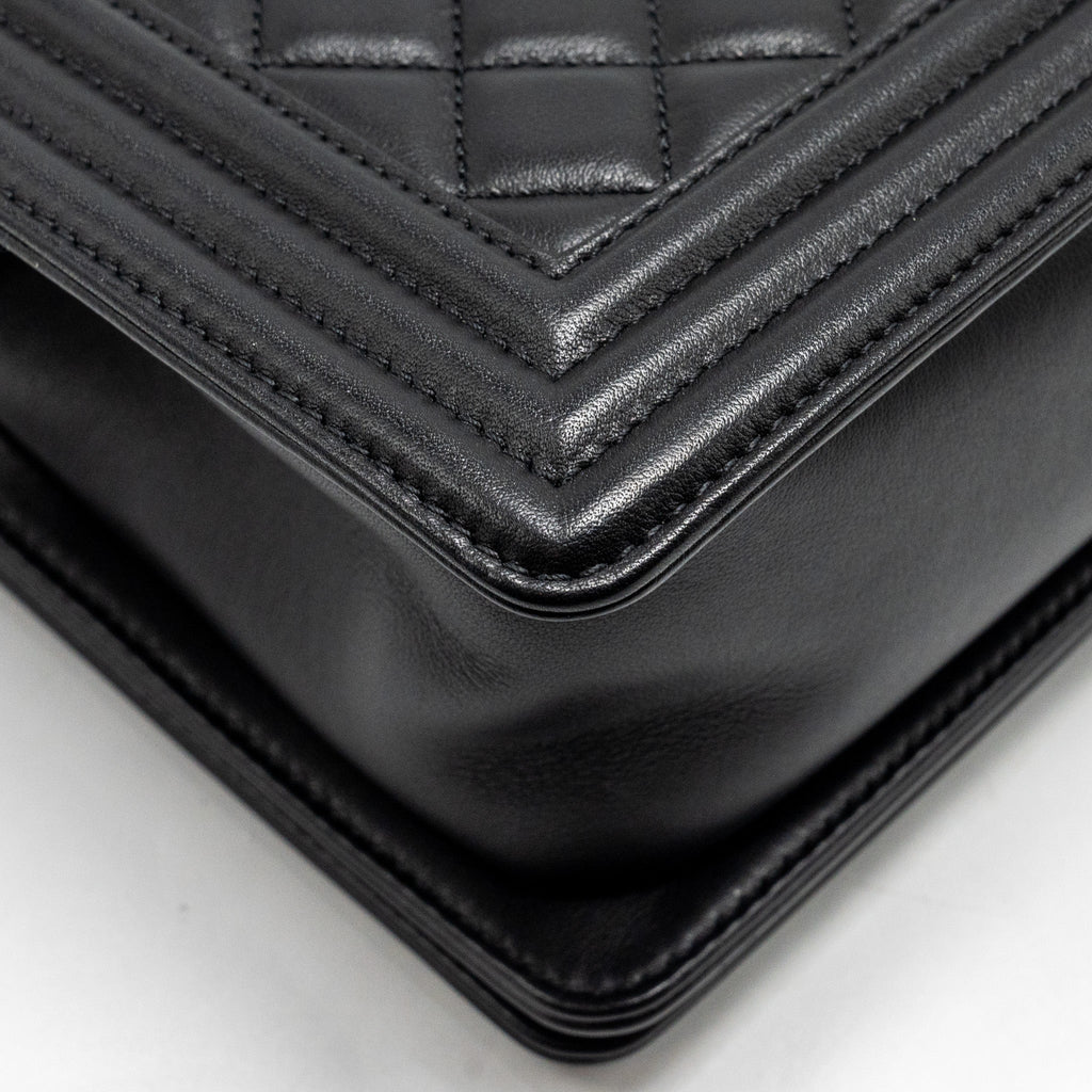 chanel-medium-boy-bag-lambskin-black-ghw
