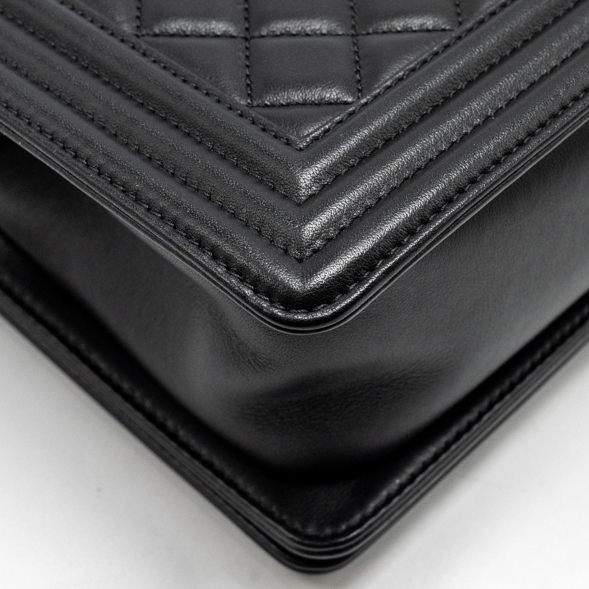 chanel-medium-boy-bag-lambskin-black-ghw