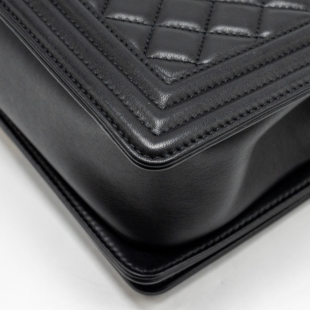 chanel-medium-boy-bag-lambskin-black-ghw