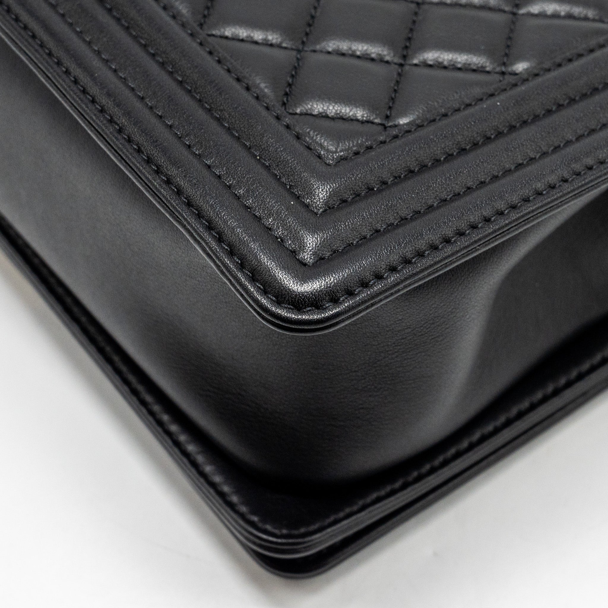 chanel-medium-boy-bag-lambskin-black-ghw