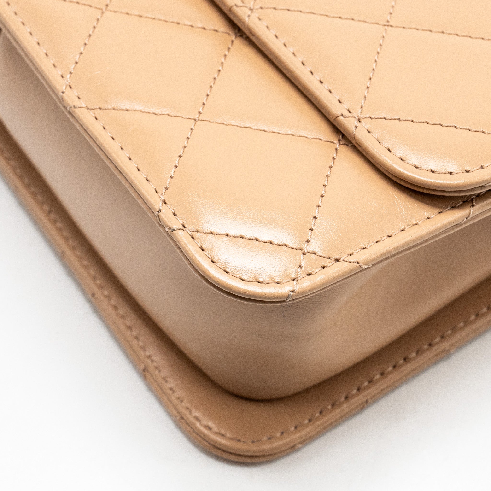 chanel-21a-gold-crush-flap-bag-calfskin-beige-ghw-microchip