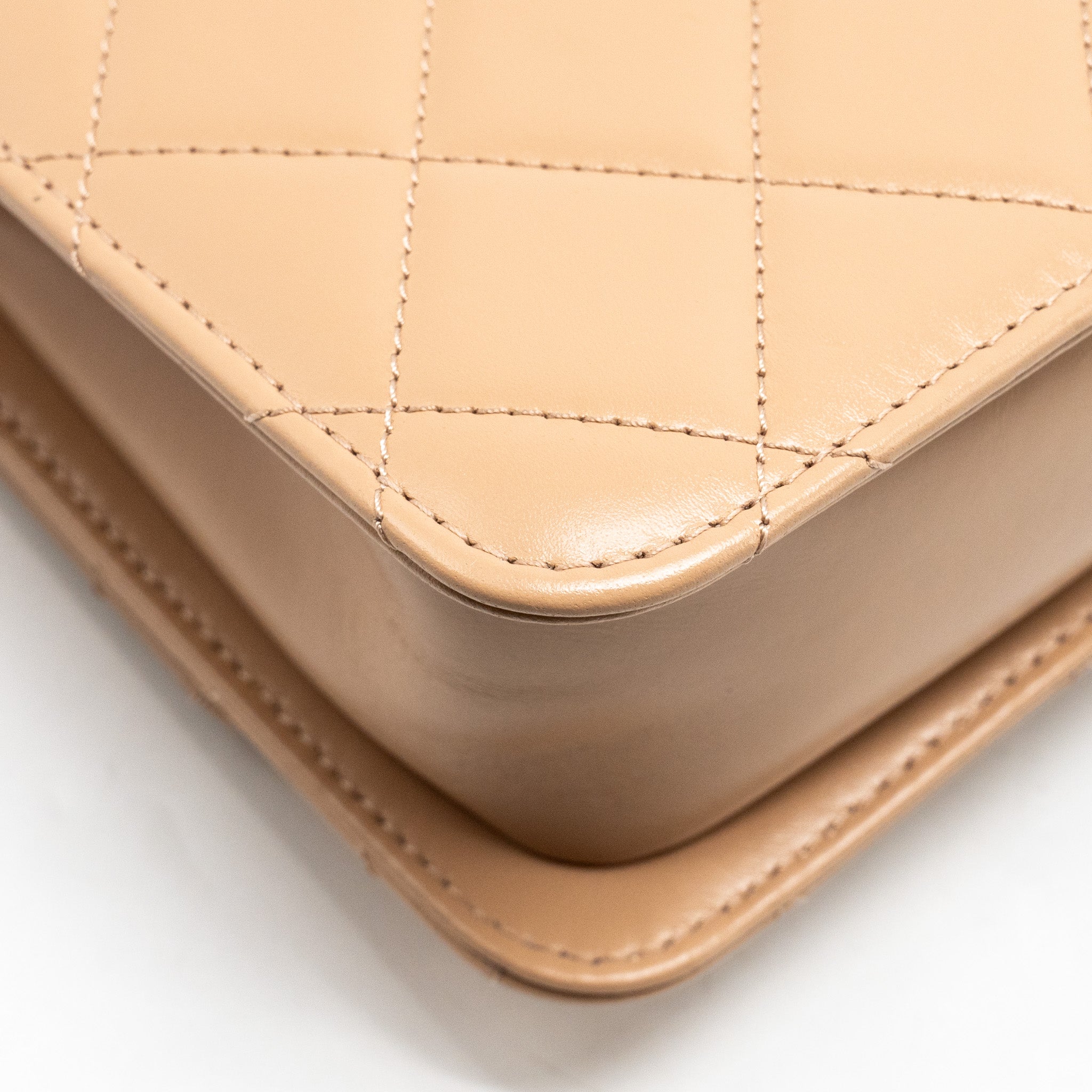 chanel-21a-gold-crush-flap-bag-calfskin-beige-ghw-microchip
