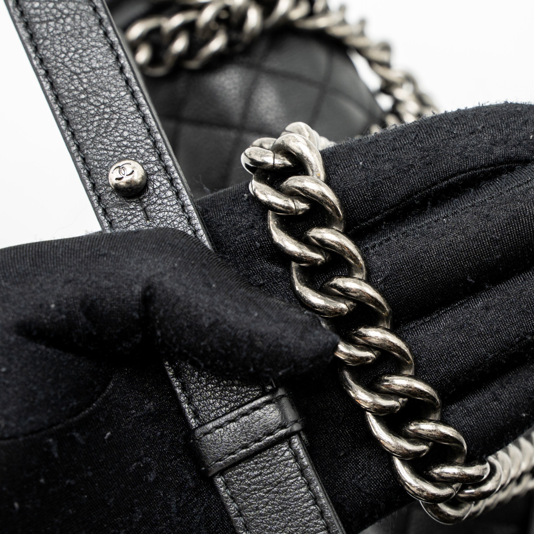 chanel-medium-boy-bag-grained-calfskin-black-ruthenium-hardware