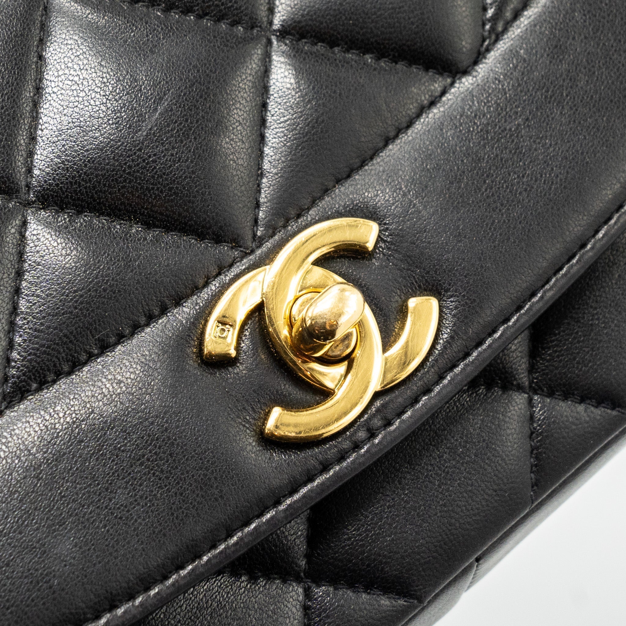 chanel-vintage-diana-flap-bag-lambskin-black-ghw