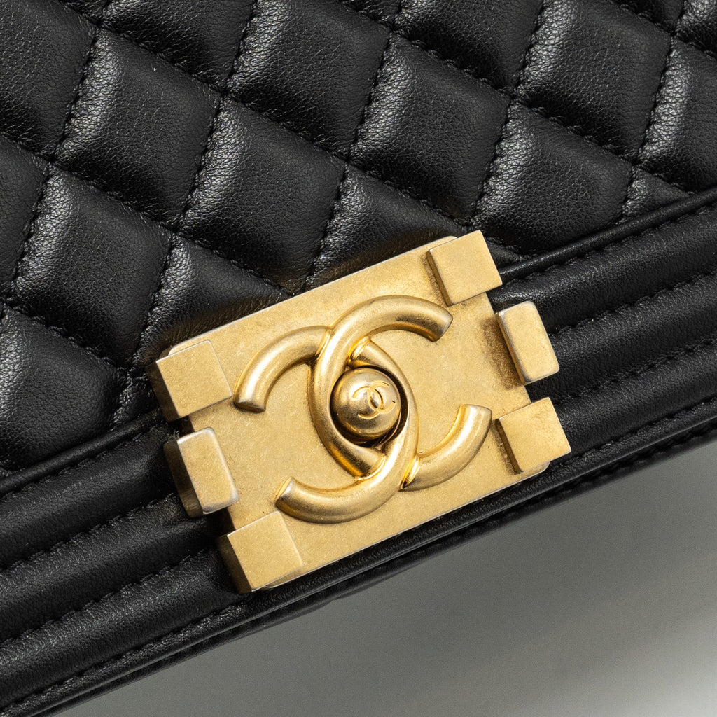 chanel-medium-boy-bag-lambskin-black-ghw
