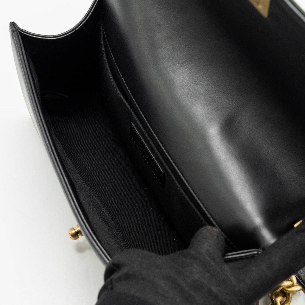 chanel-medium-boy-bag-lambskin-black-ghw