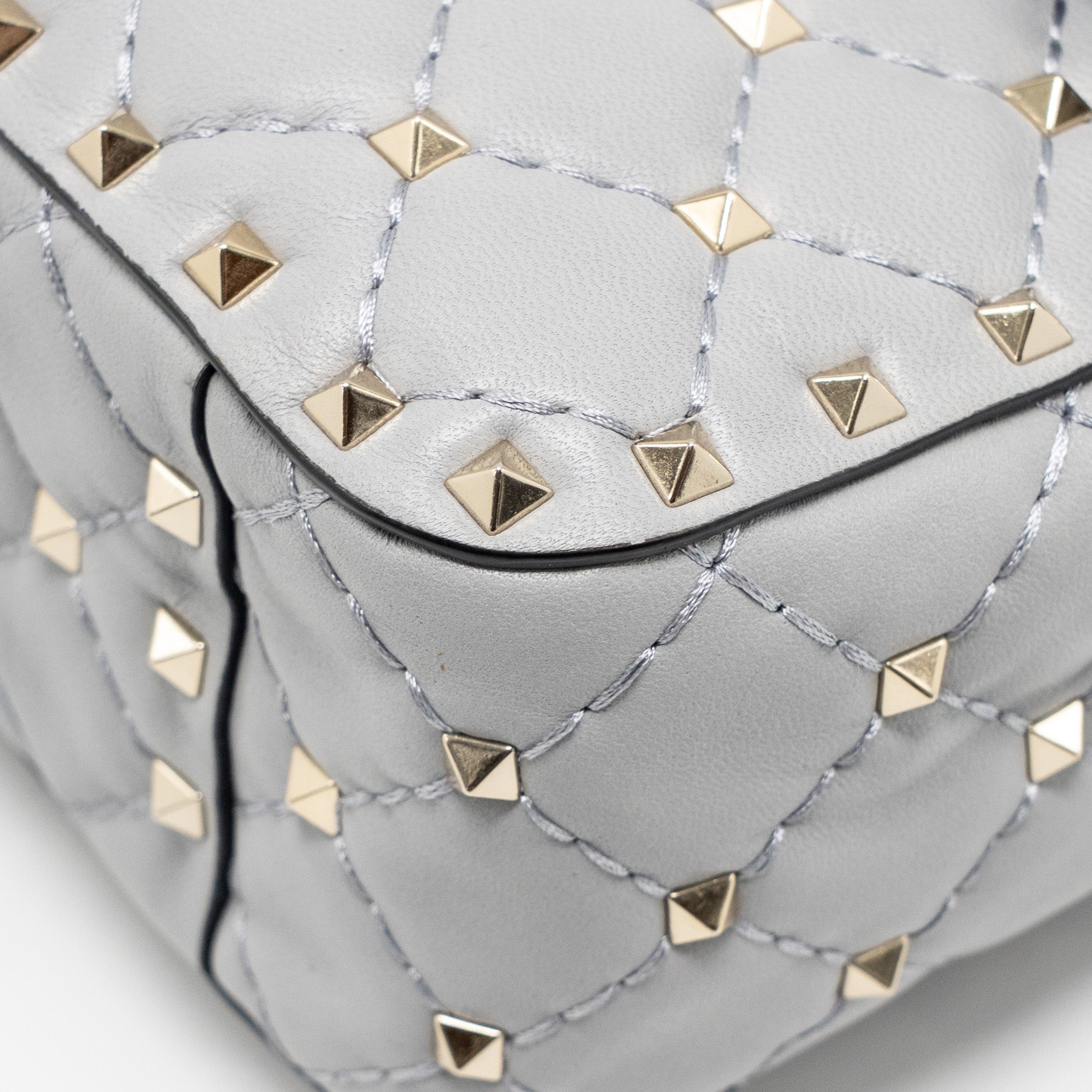 valentino-medium-rockstud-spike-bag-lambskin-nappa-light-grey-lghw