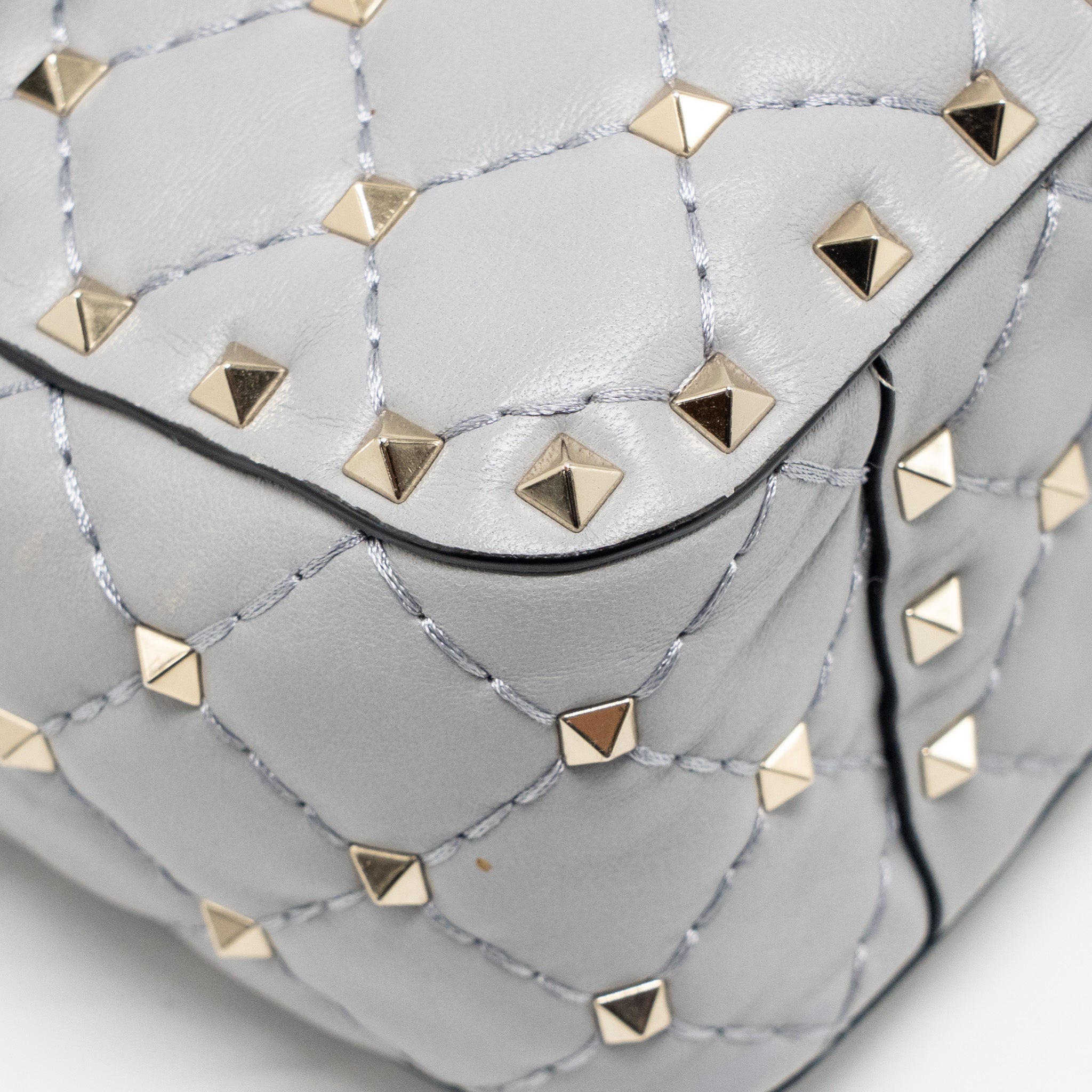 valentino-medium-rockstud-spike-bag-lambskin-nappa-light-grey-lghw