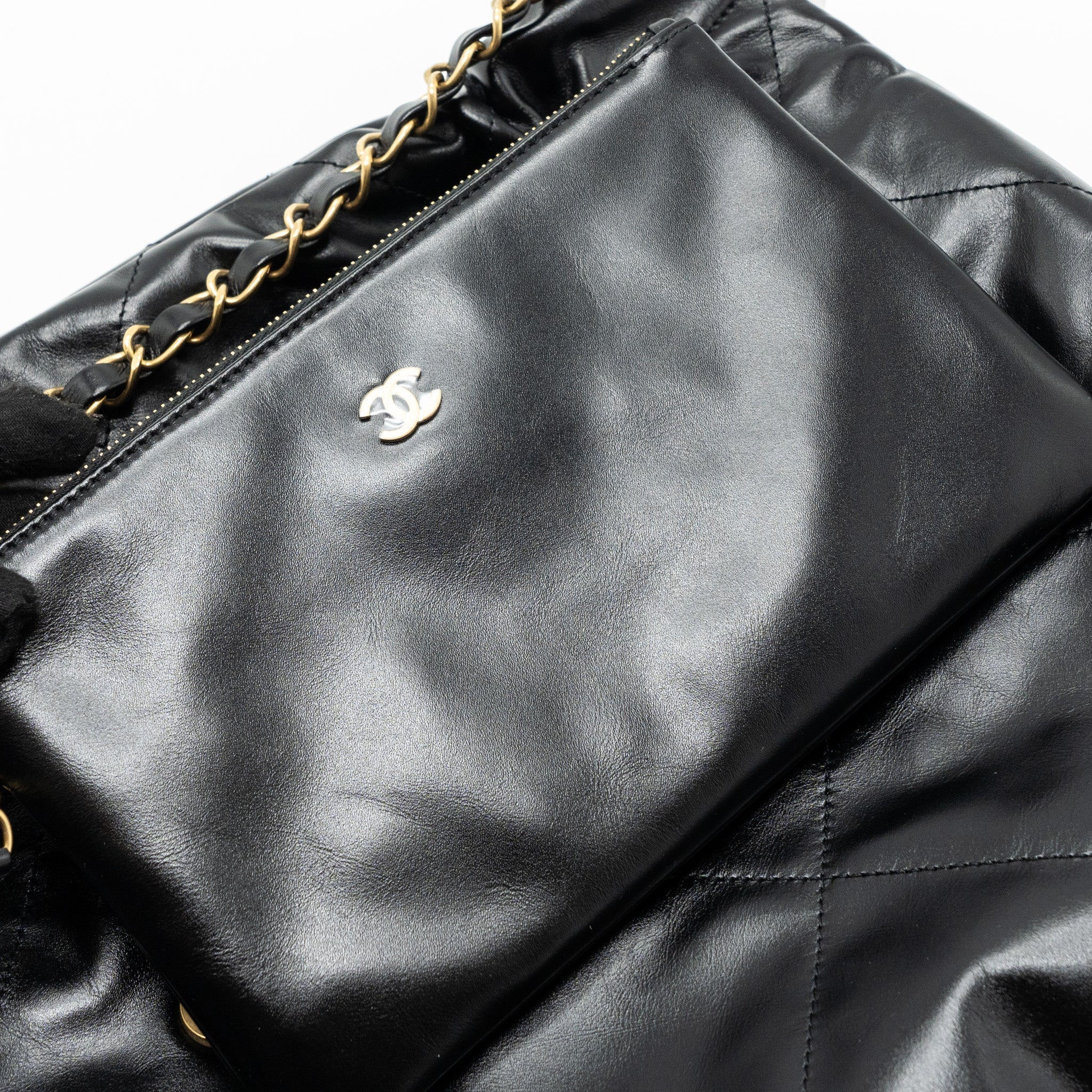chanel-24c-22-bag-lambskin-black-ghw-microchip
