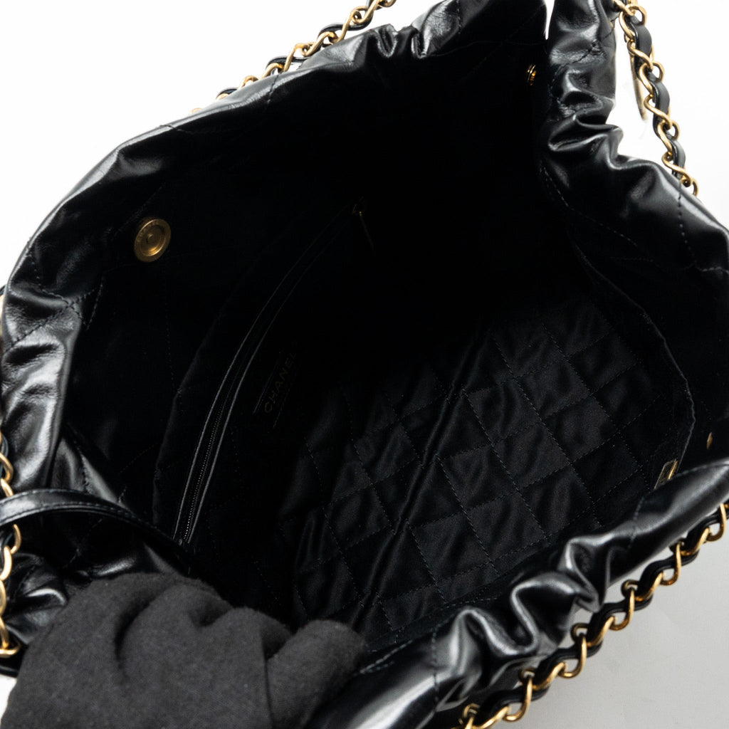 chanel-24c-22-bag-lambskin-black-ghw-microchip