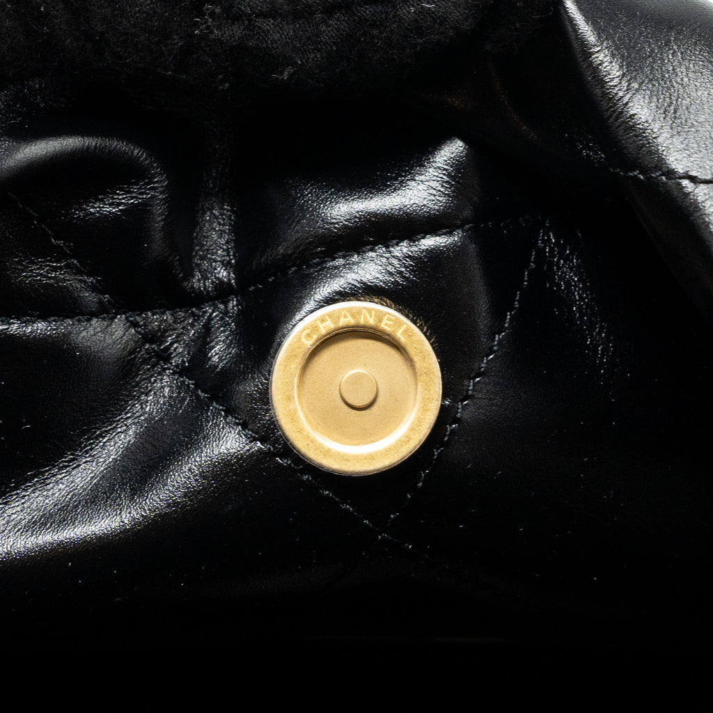 chanel-24c-22-bag-lambskin-black-ghw-microchip