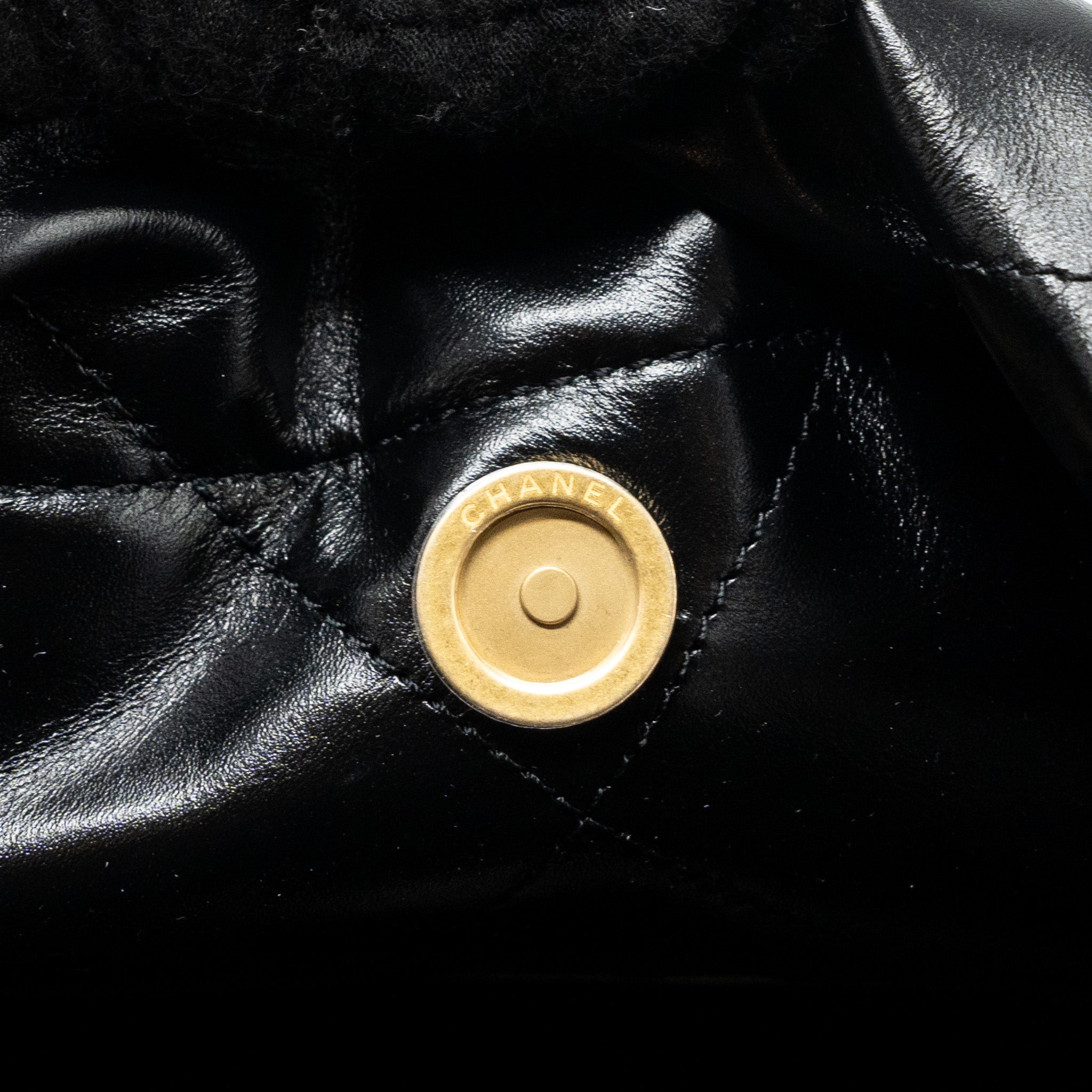 chanel-24c-22-bag-lambskin-black-ghw-microchip