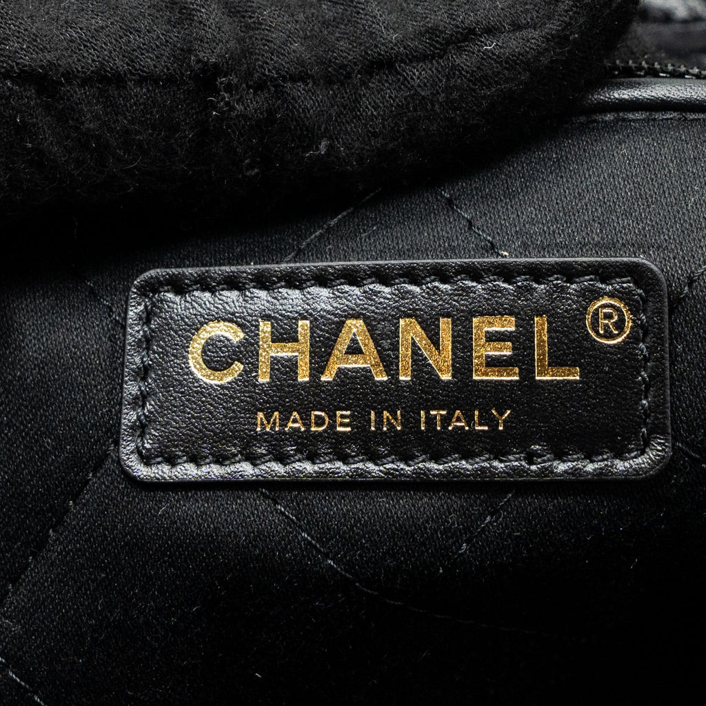 chanel-24c-22-bag-lambskin-black-ghw-microchip