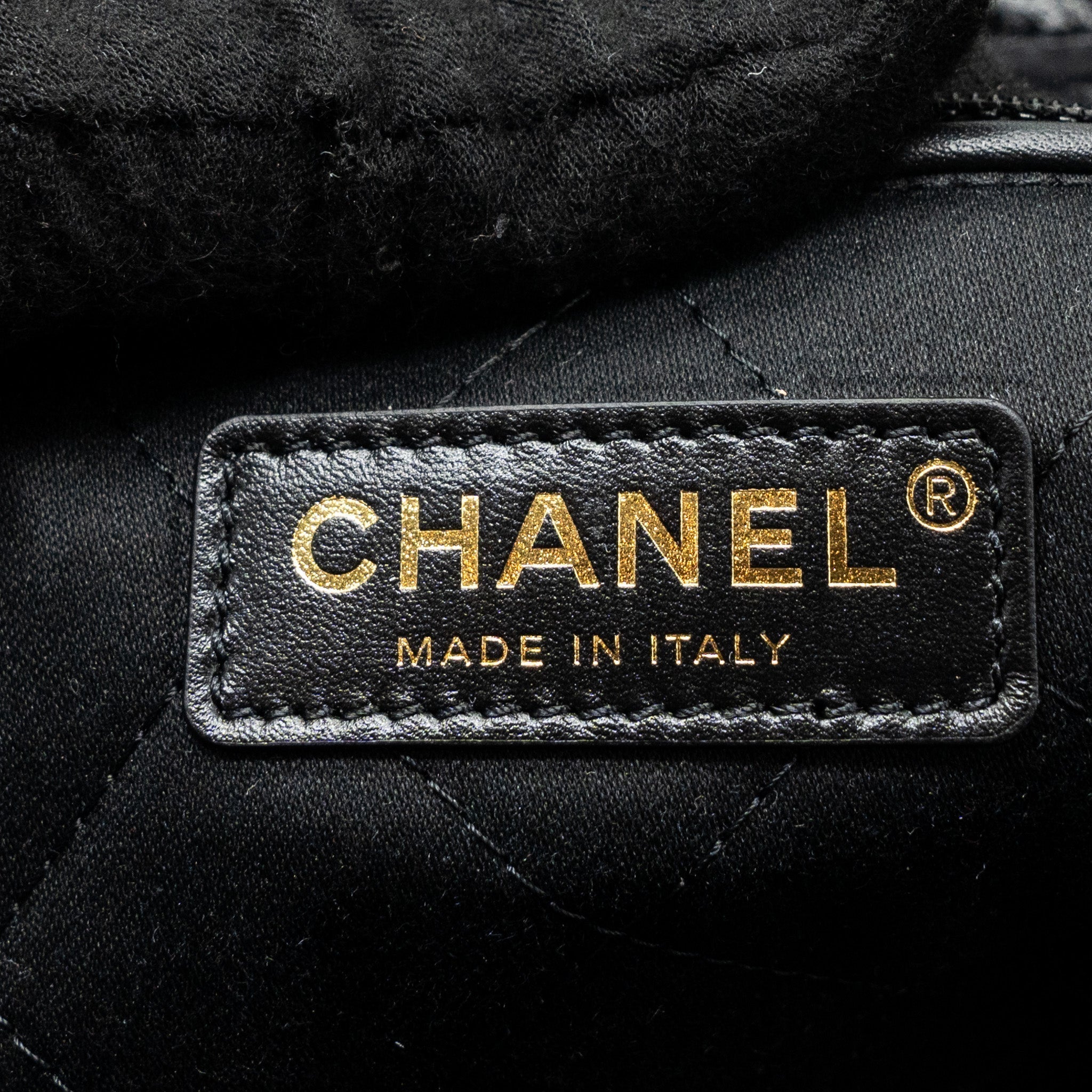 chanel-24c-22-bag-lambskin-black-ghw-microchip
