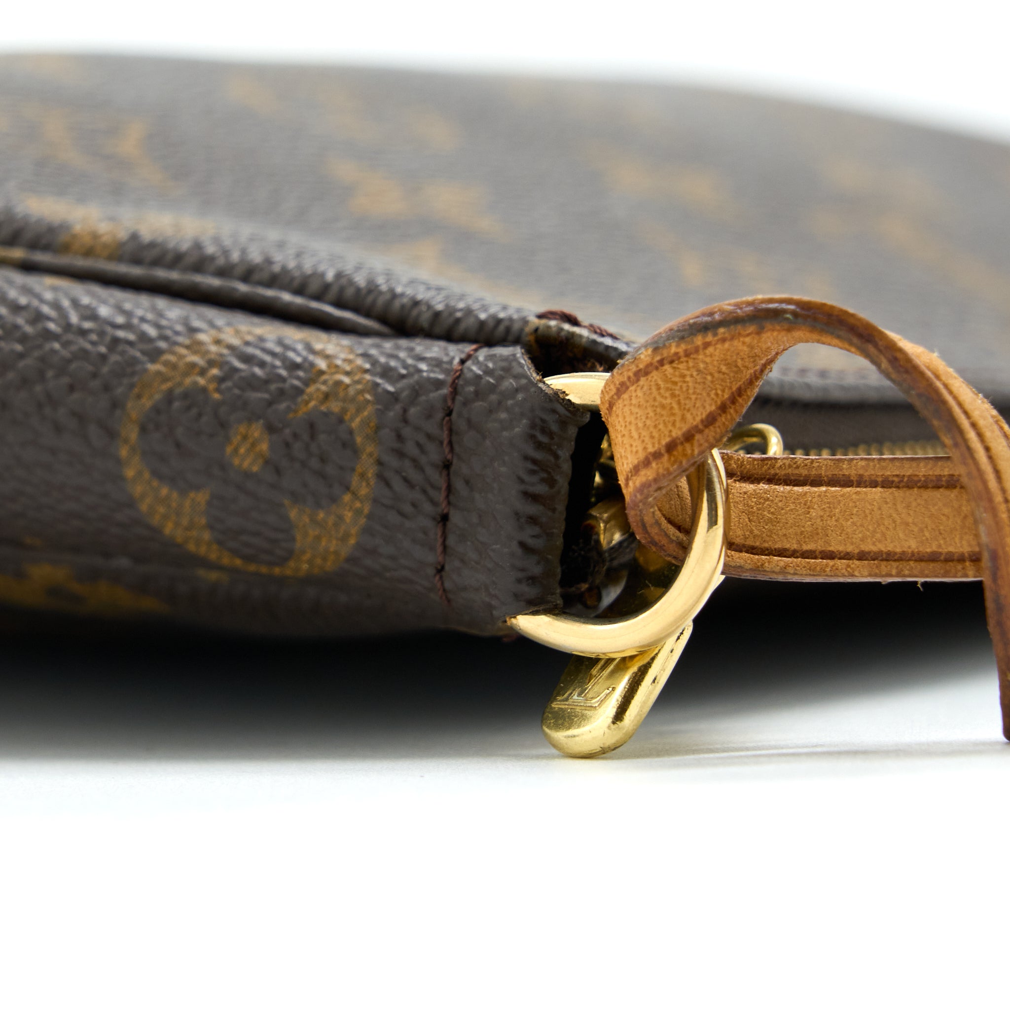louis-vuitton-pochette-accessories-monogram-canvas-ghw-1