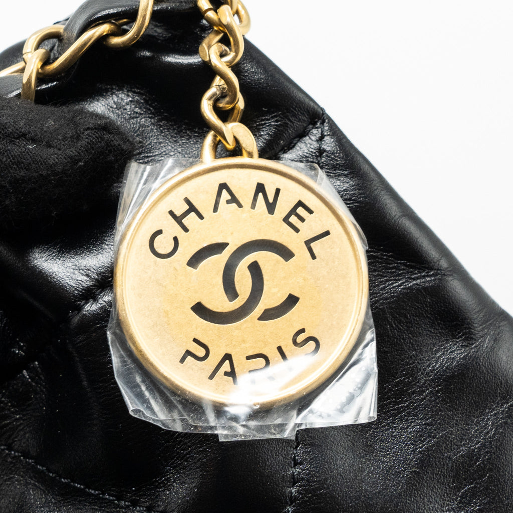 chanel-24c-22-bag-lambskin-black-ghw-microchip