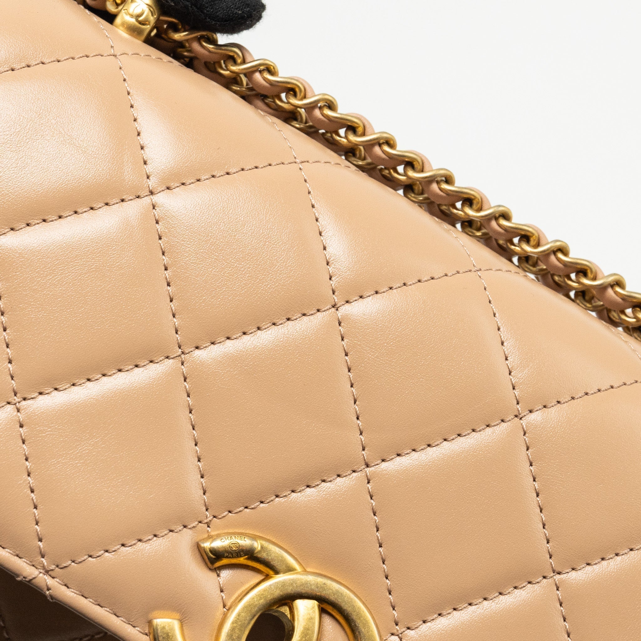 chanel-21a-gold-crush-flap-bag-calfskin-beige-ghw-microchip