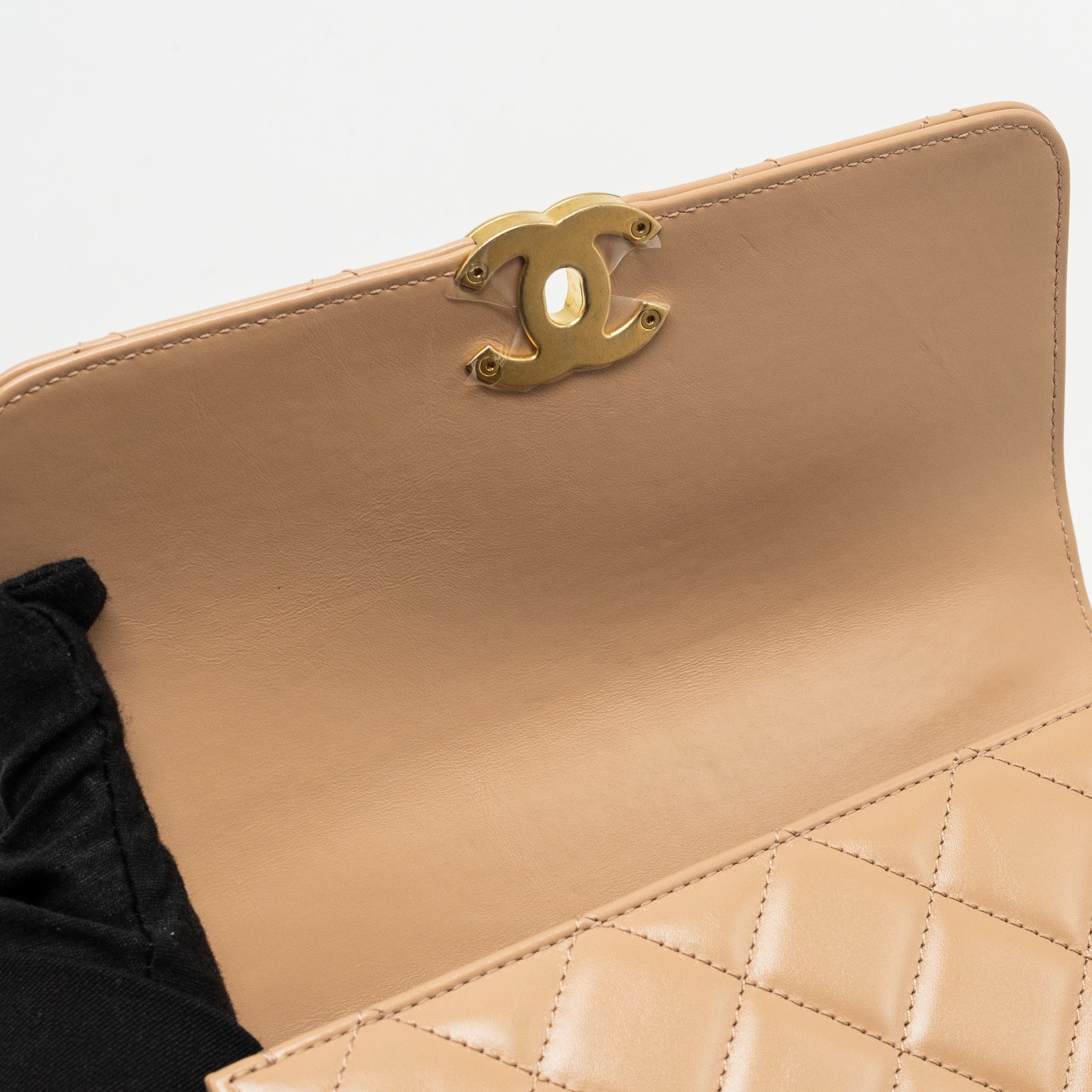 chanel-21a-gold-crush-flap-bag-calfskin-beige-ghw-microchip