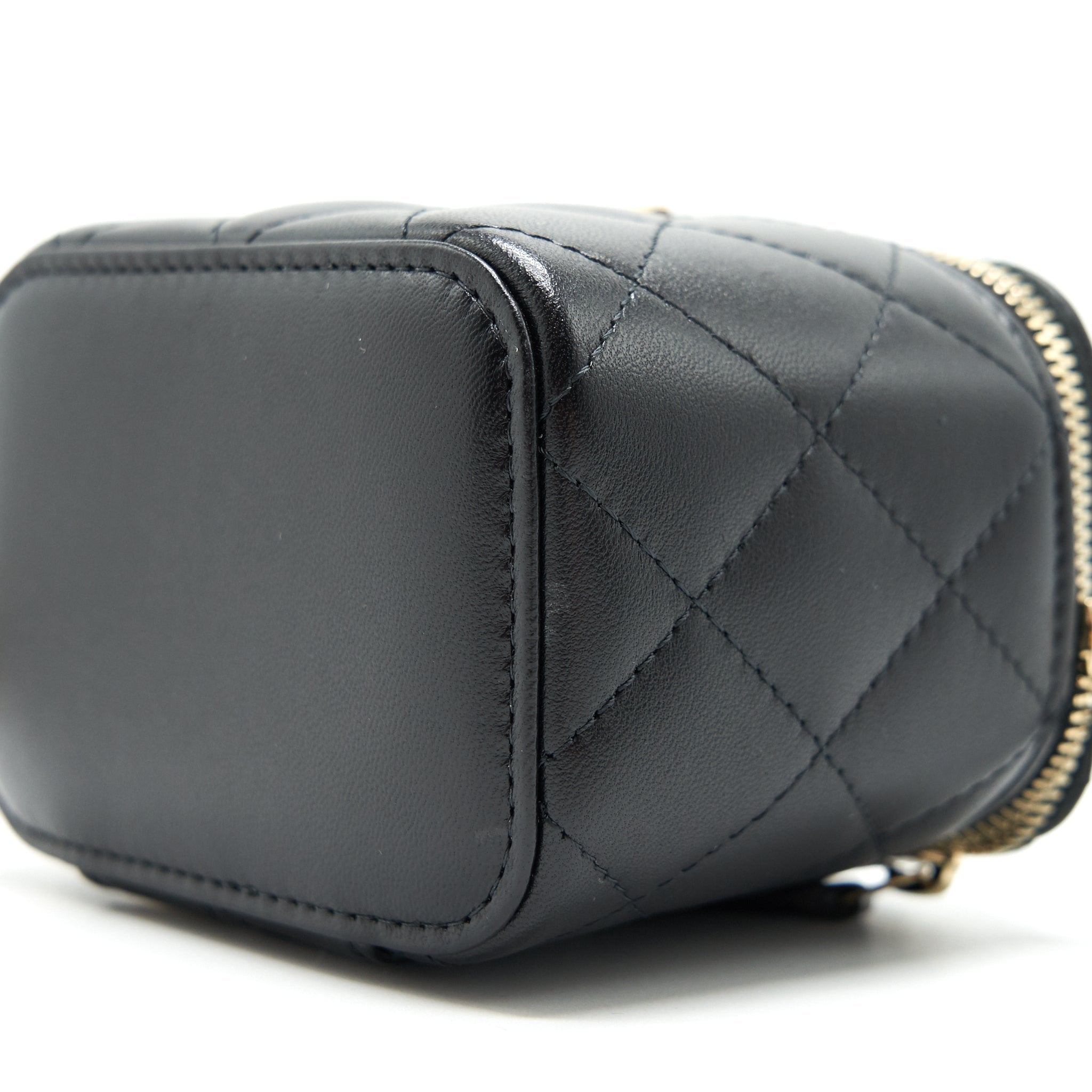 chanel-21a-top-handle-vanity-with-chain-black-ghw